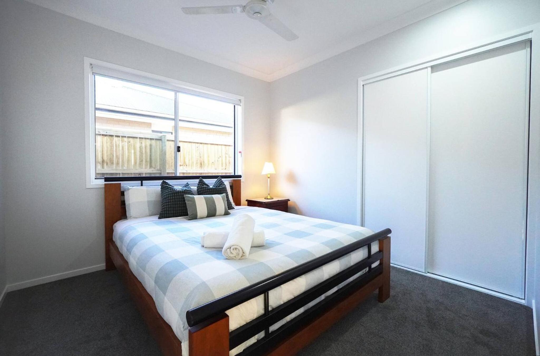 Brand New 5 Bedroom Park Ridge Family Home, Fast WIFI, Secure Parking