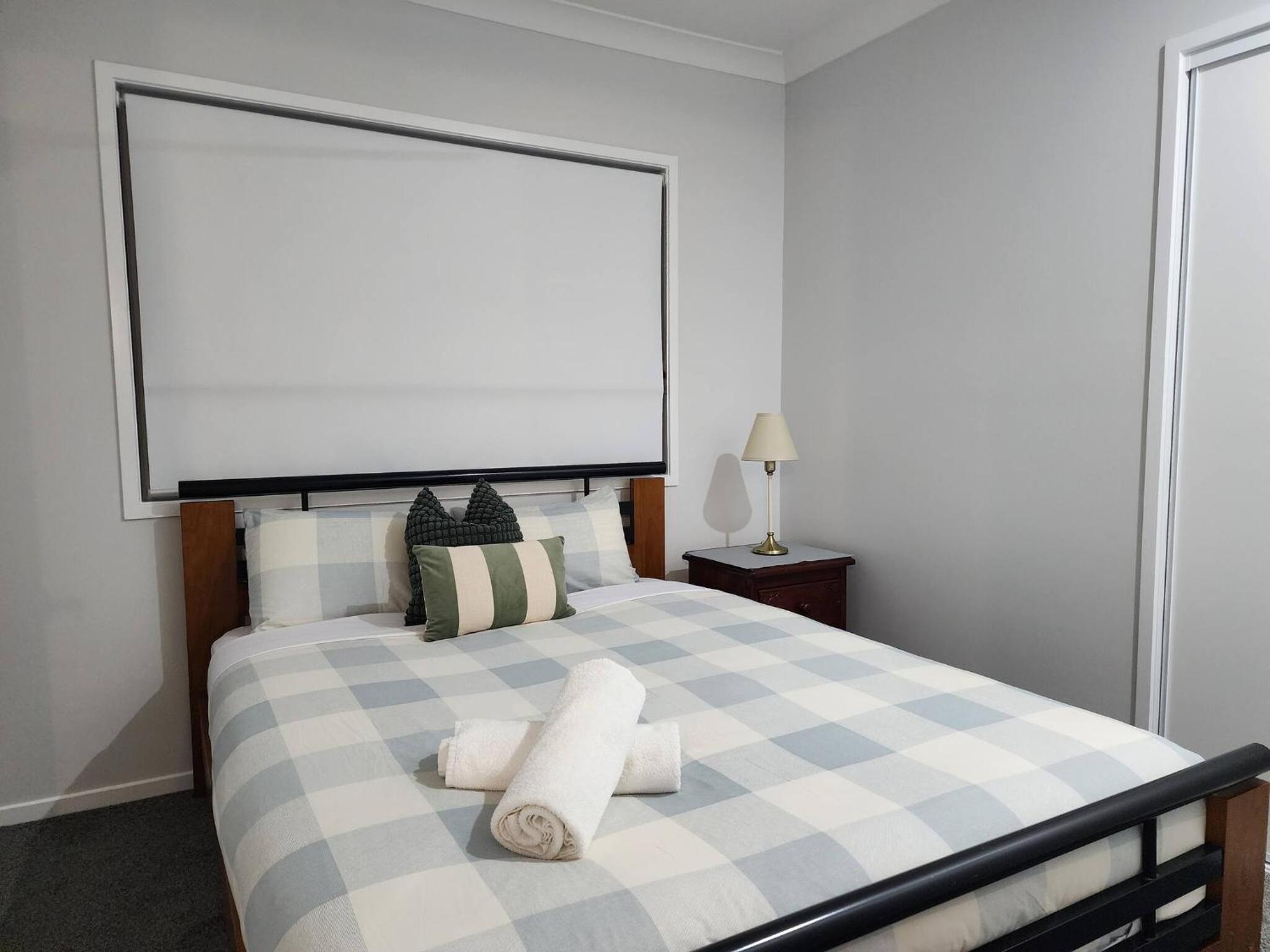 Brand New 5 Bedroom Park Ridge Family Home, Fast WIFI, Secure Parking