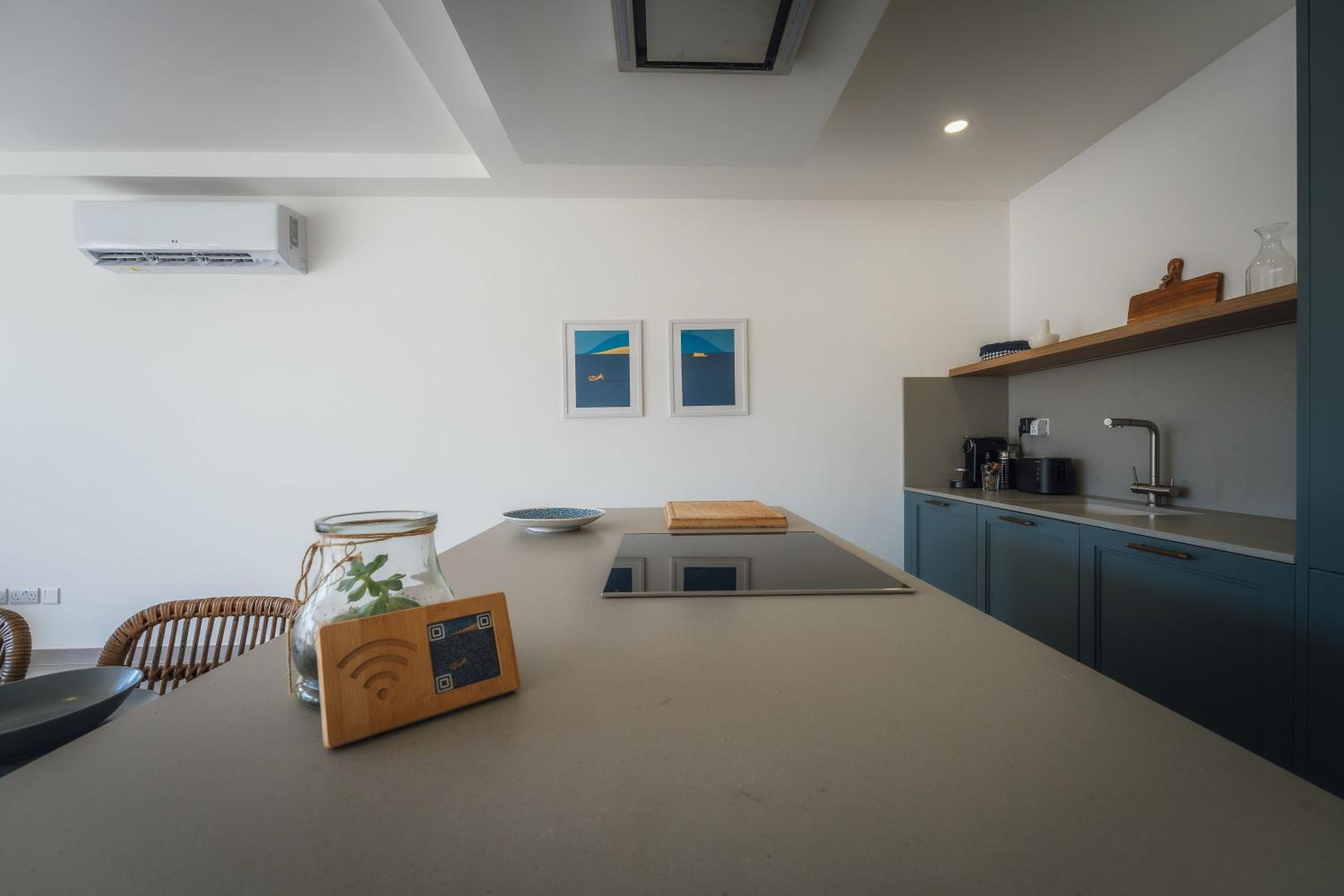 Qala Skyview Penthouse with Pool, Sunsets and BBQ Area