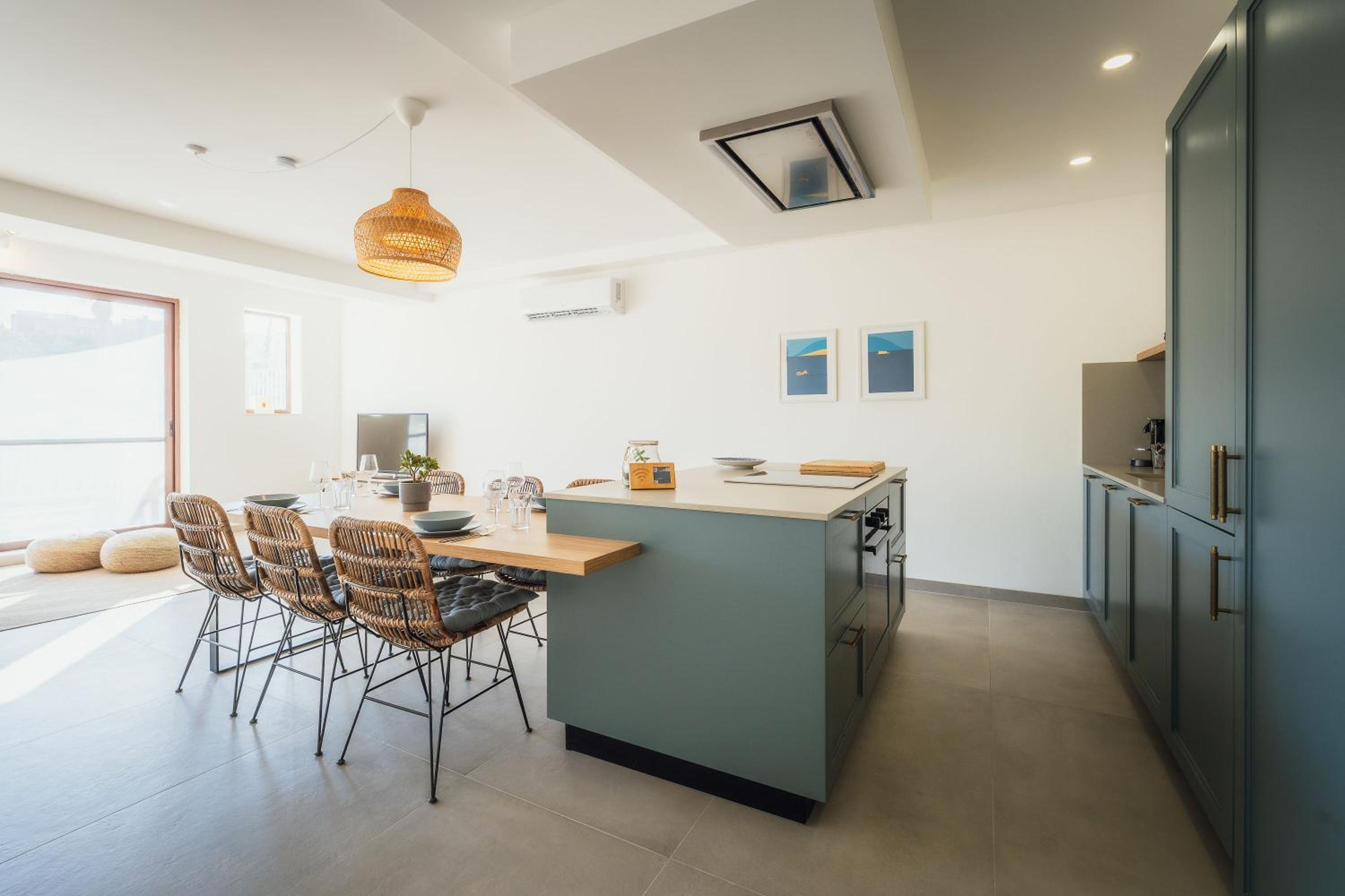 Qala Skyview Penthouse with Pool, Sunsets and BBQ Area