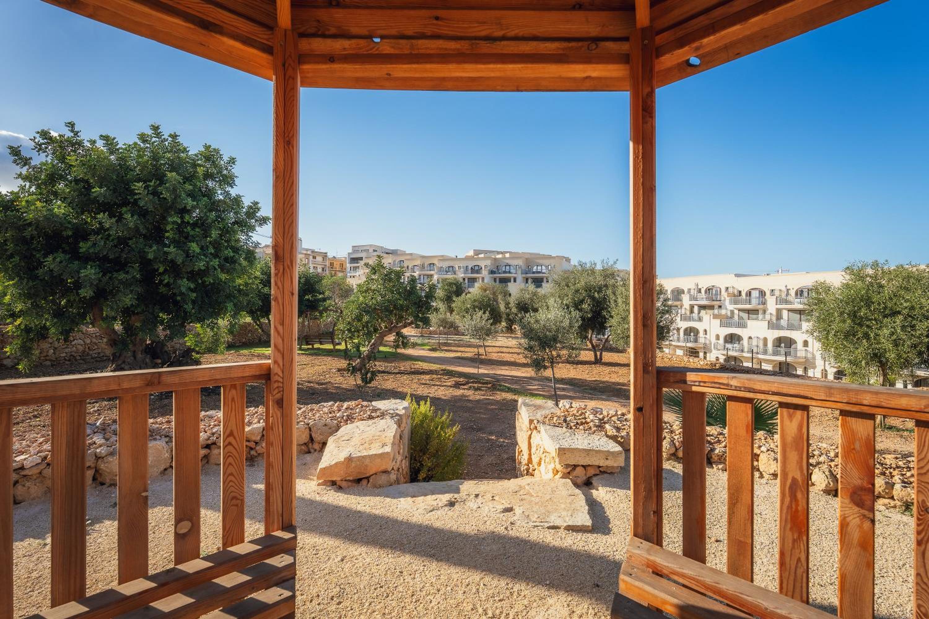 Qala Skyview Penthouse with Pool, Sunsets and BBQ Area