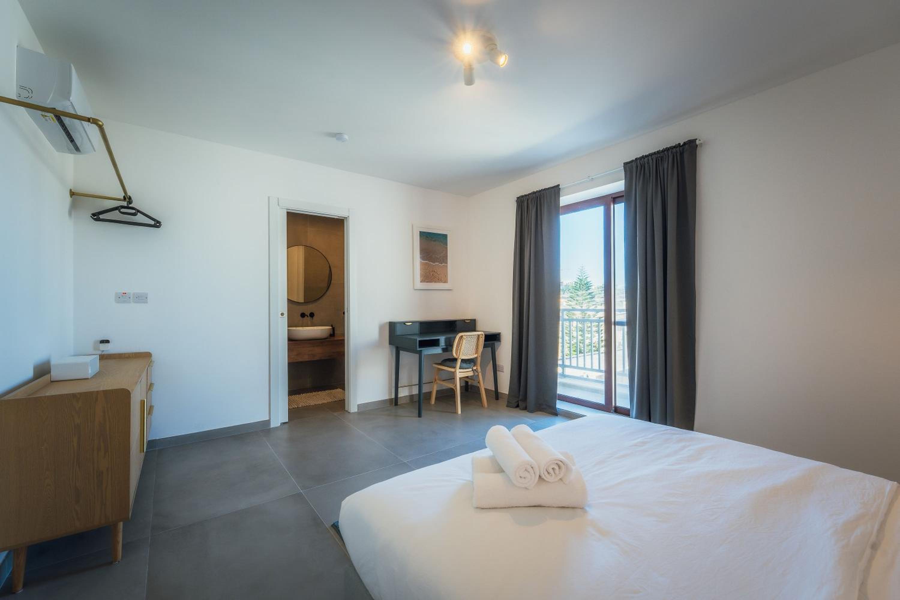 Qala Skyview Penthouse with Pool, Sunsets and BBQ Area