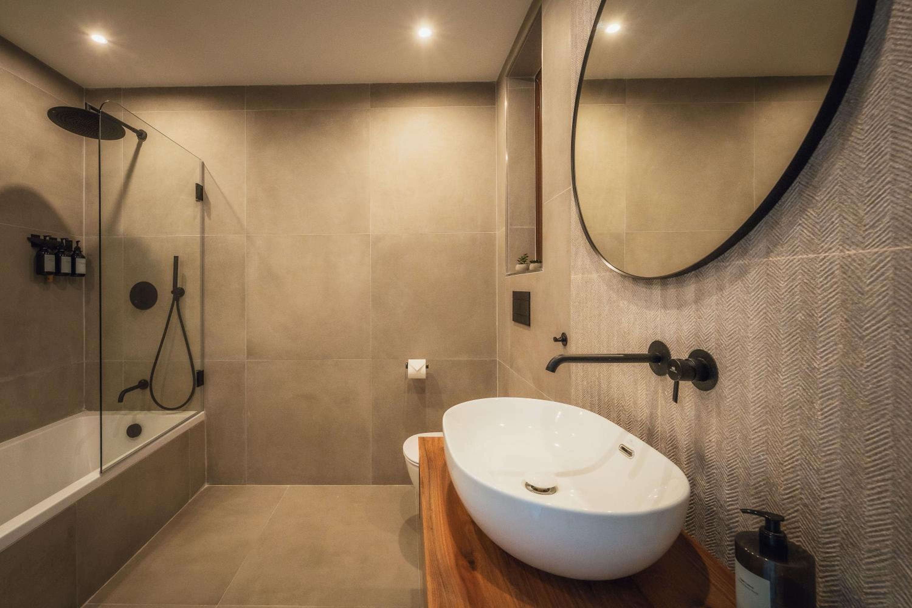Qala Skyview Penthouse with Pool, Sunsets and BBQ Area