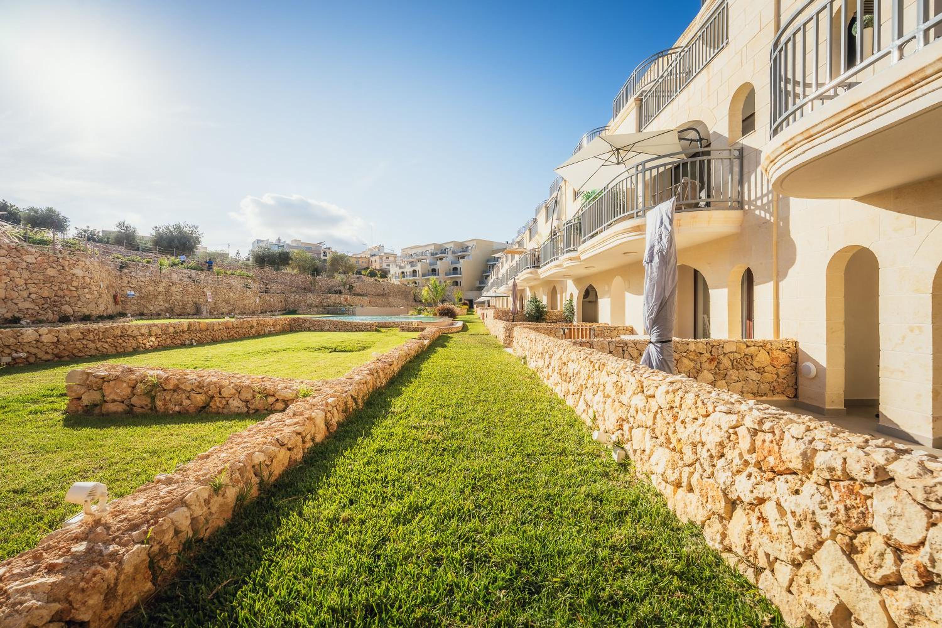 Qala Skyview Penthouse with Pool, Sunsets and BBQ Area