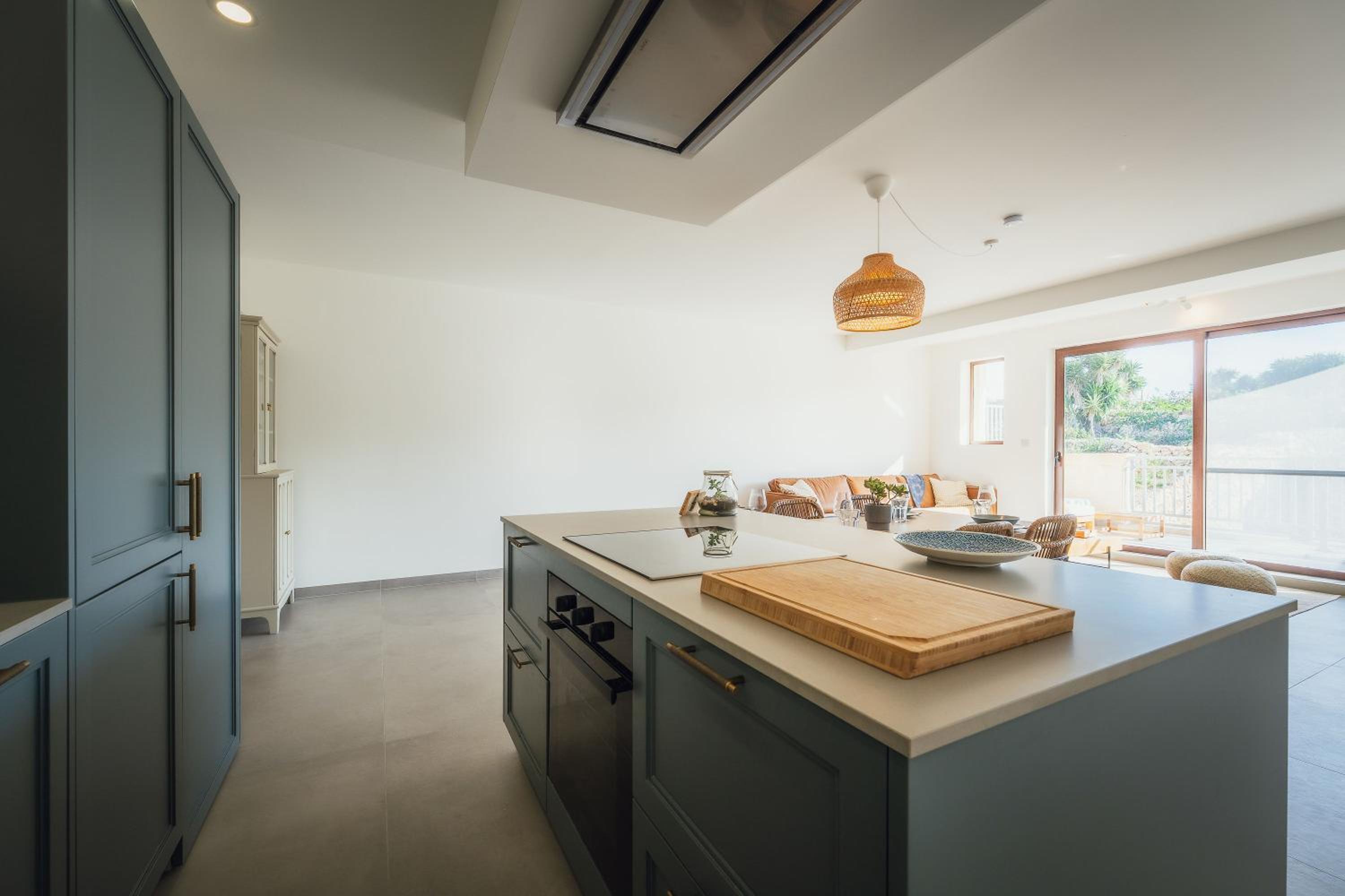 Qala Skyview Penthouse with Pool, Sunsets and BBQ Area