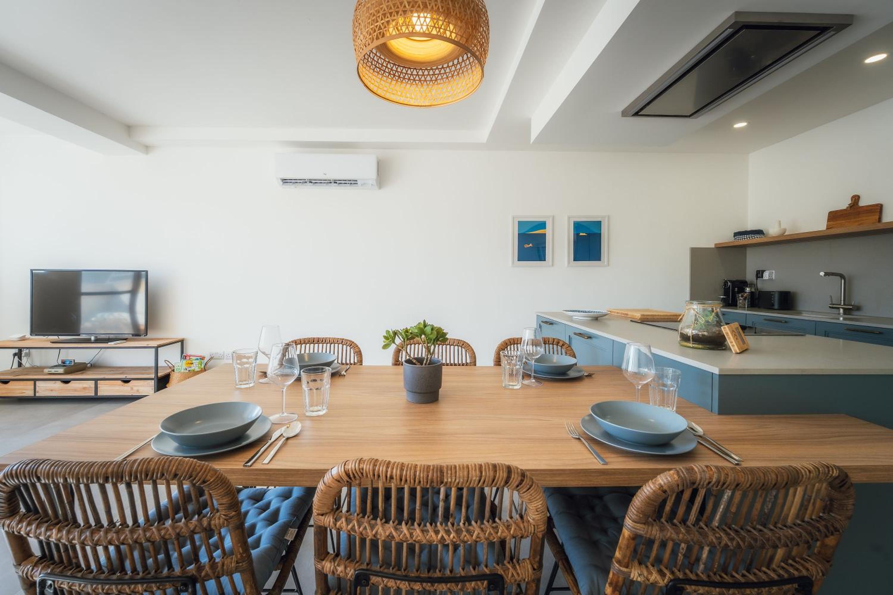 Qala Skyview Penthouse with Pool, Sunsets and BBQ Area