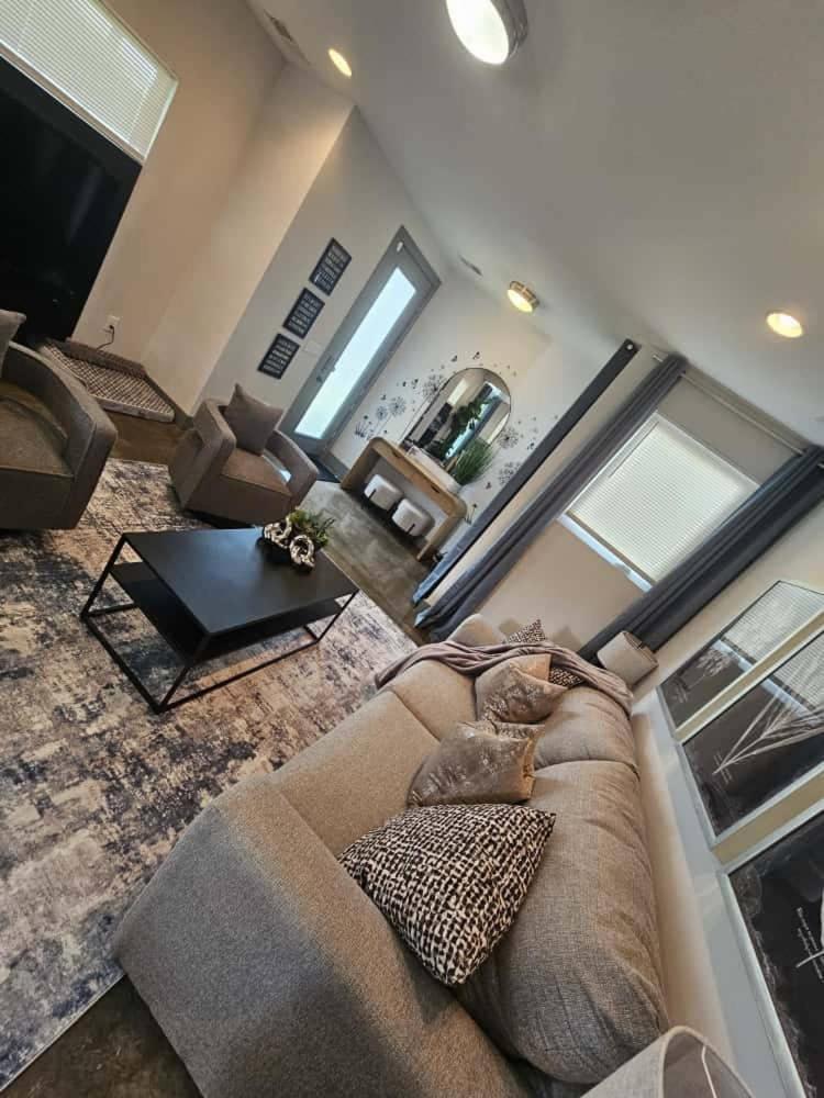3BR and 3BA 5 Min DT Firepit Patio and Sleeps 10
