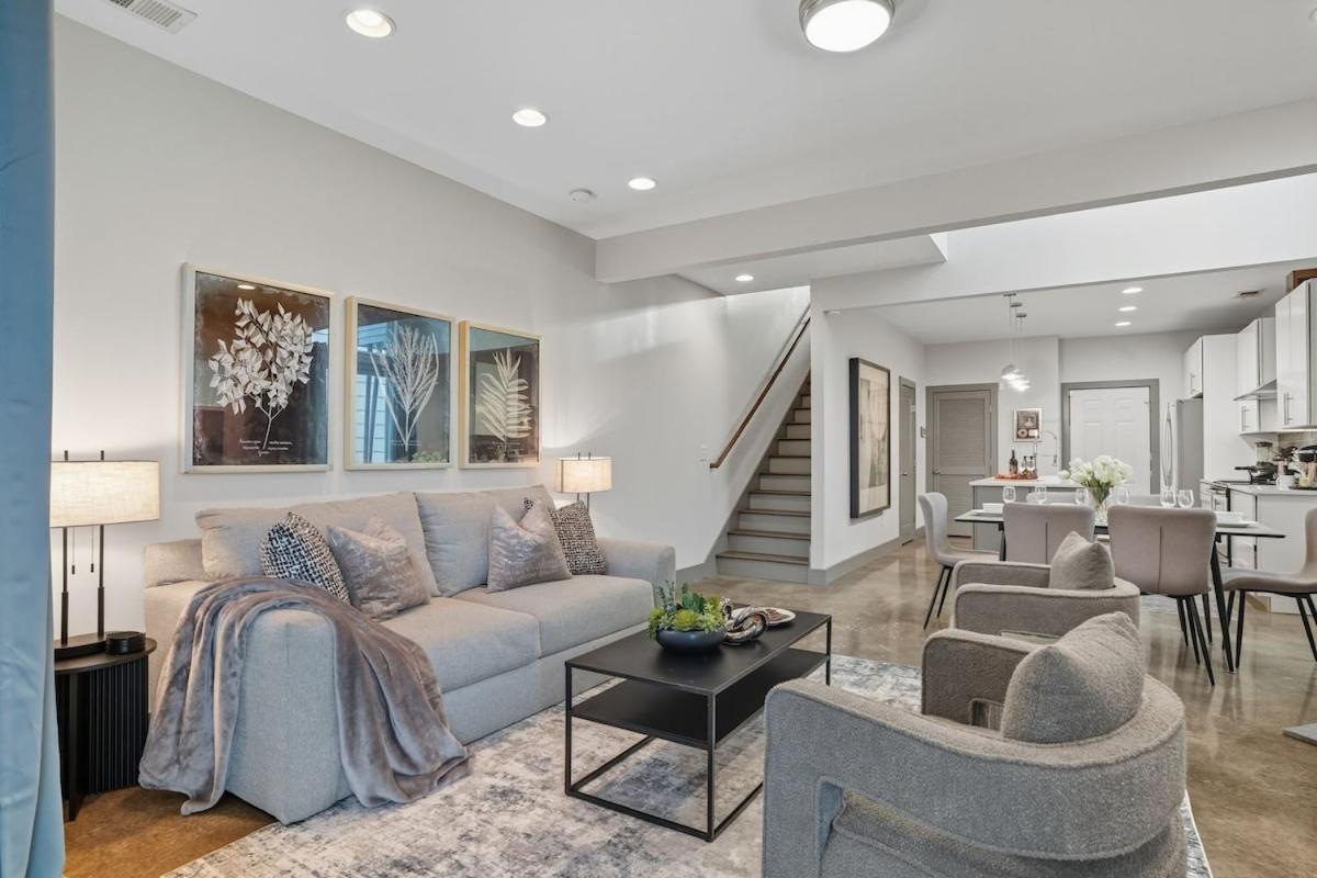 3BR and 3BA 5 Min DT Firepit Patio and Sleeps 10
