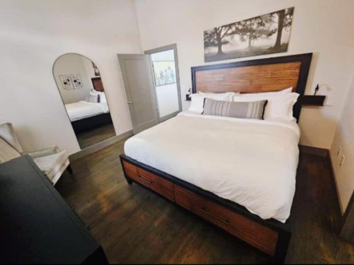 3BR and 3BA 5 Min DT Firepit Patio and Sleeps 10