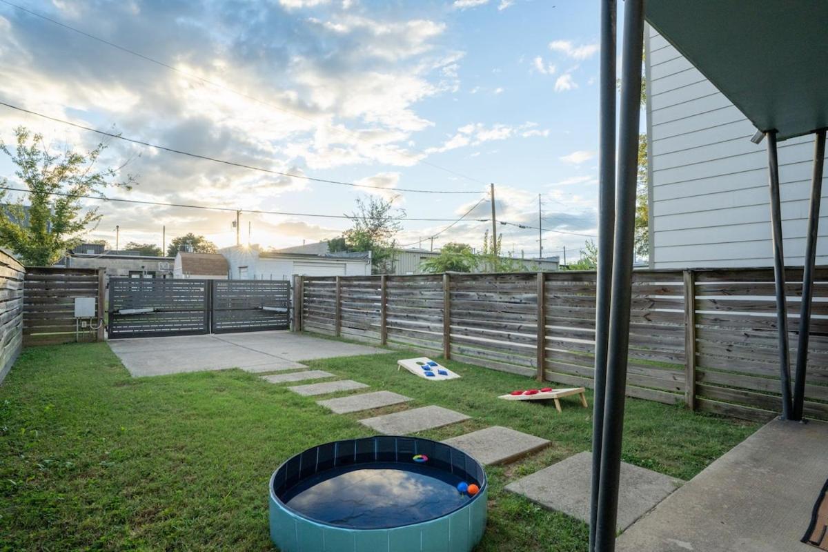 3BR and 3BA 5 Min DT Firepit Patio and Sleeps 10