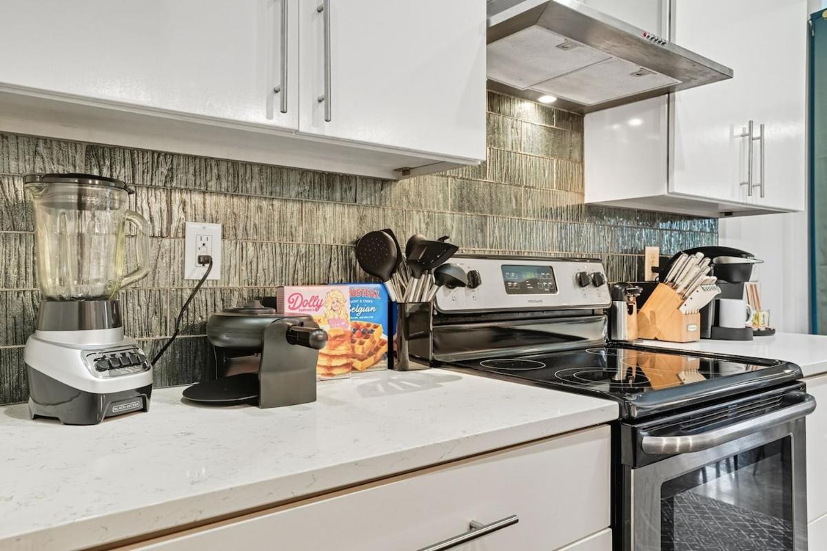 3BR and 3BA 5 Min DT Firepit Patio and Sleeps 10