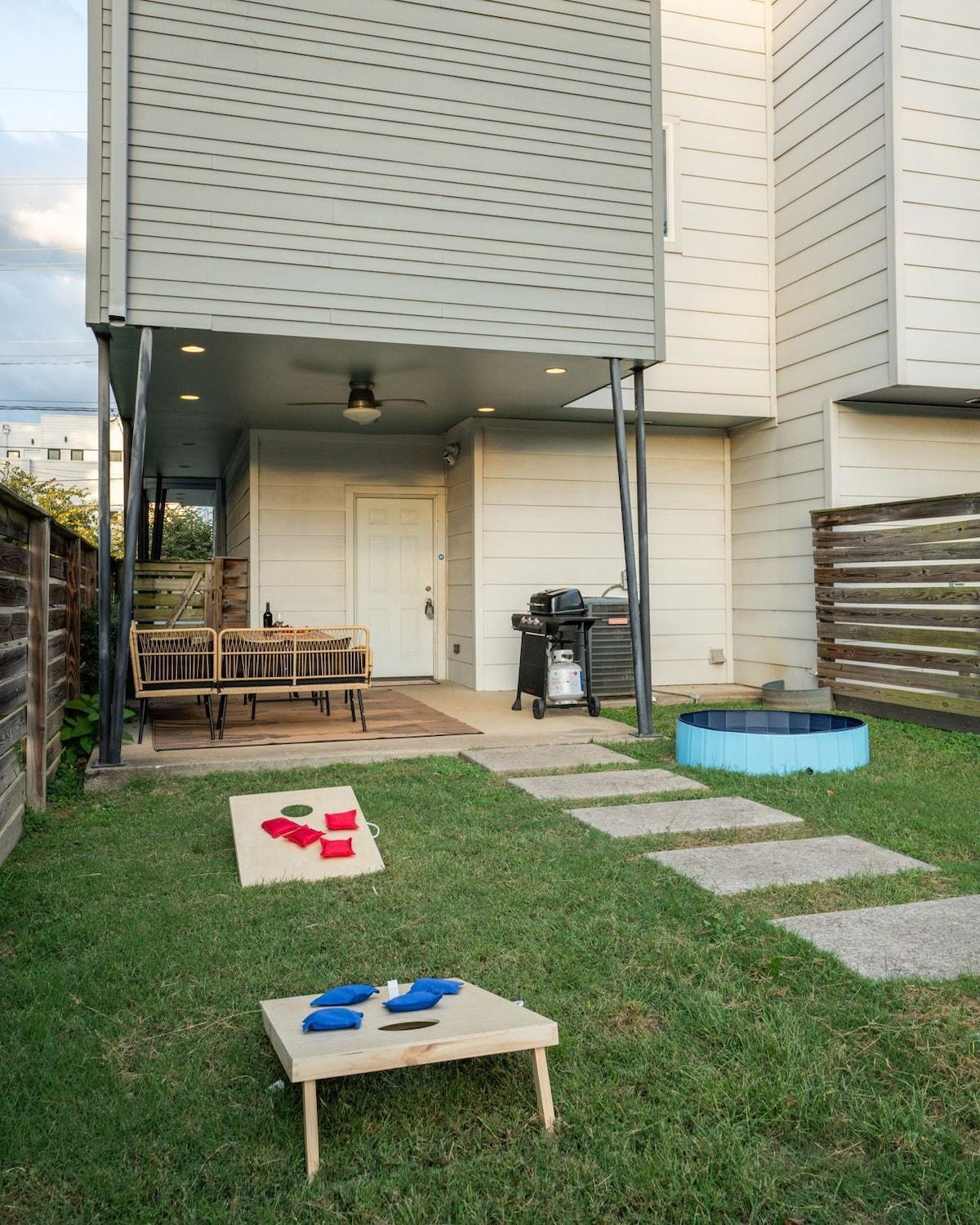3BR and 3BA 5 Min DT Firepit Patio and Sleeps 10