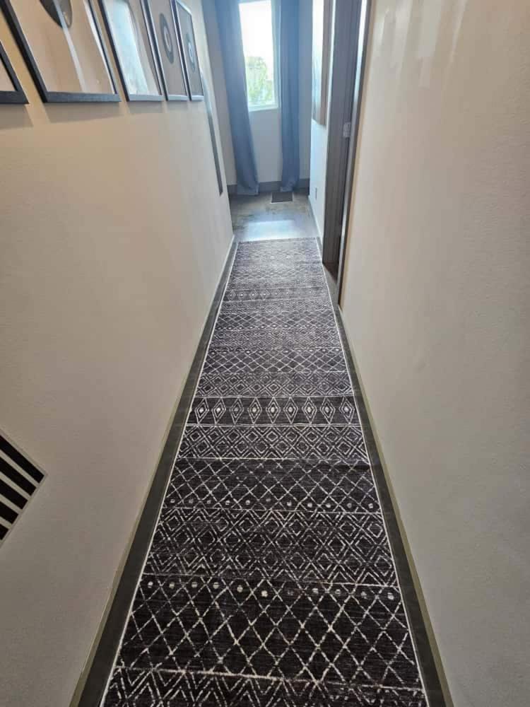 3BR and 3BA 5 Min DT Firepit Patio and Sleeps 10