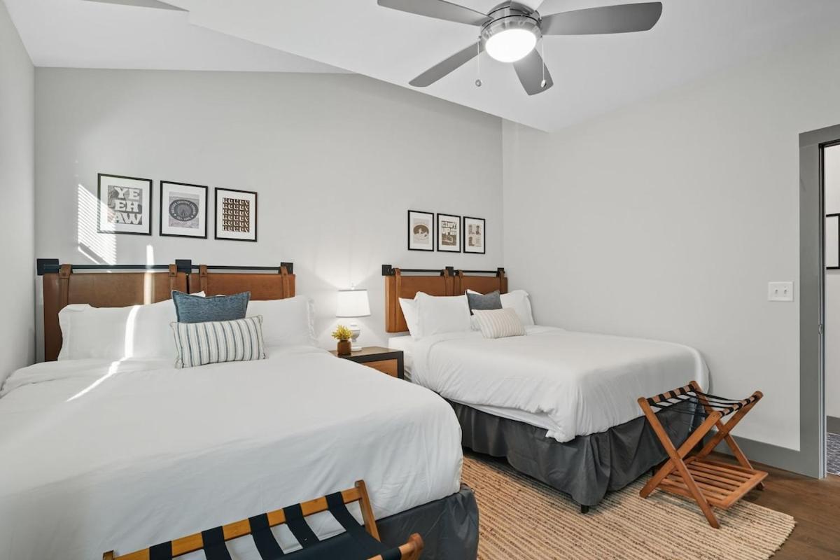 3BR and 3BA 5 Min DT Firepit Patio and Sleeps 10