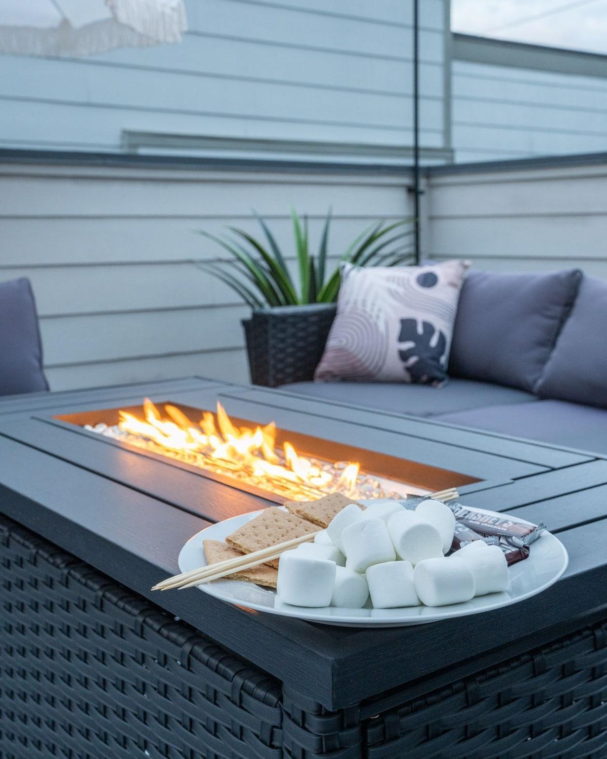 3BR and 3BA 5 Min DT Firepit Patio and Sleeps 10