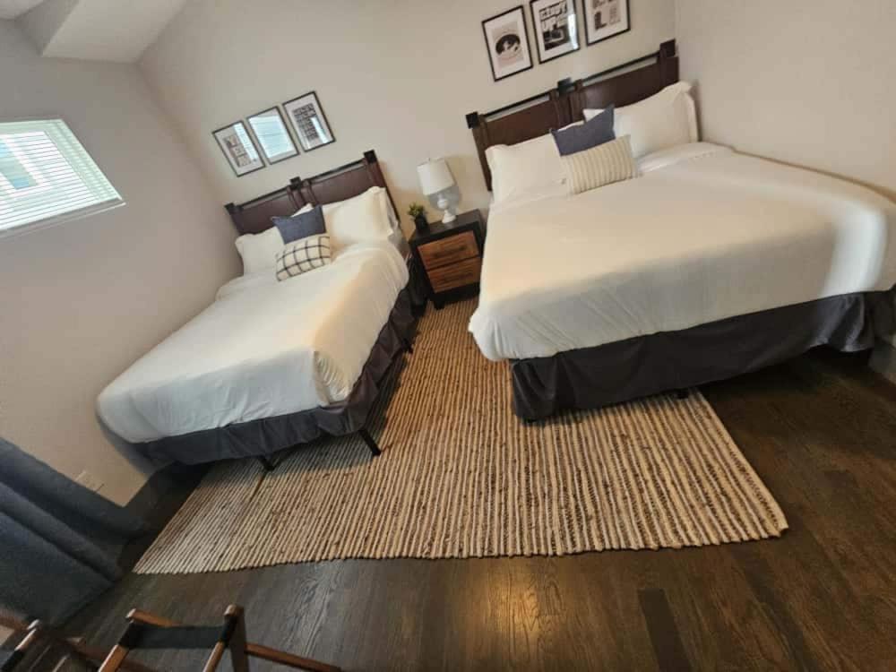 3BR and 3BA 5 Min DT Firepit Patio and Sleeps 10
