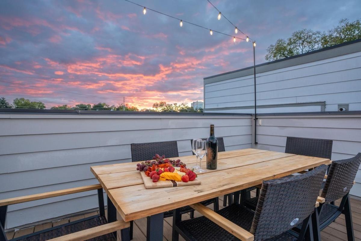 3BR and 3BA 5 Min DT Firepit Patio and Sleeps 10