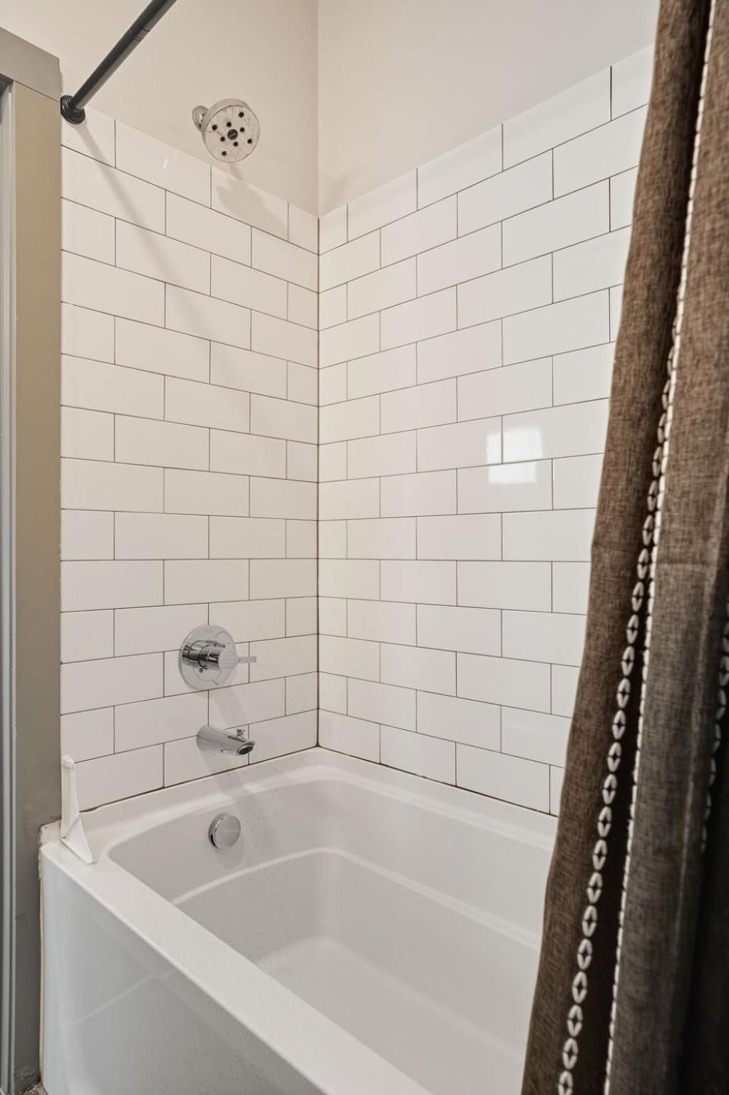 3BR and 3BA 5 Min DT Firepit Patio and Sleeps 10