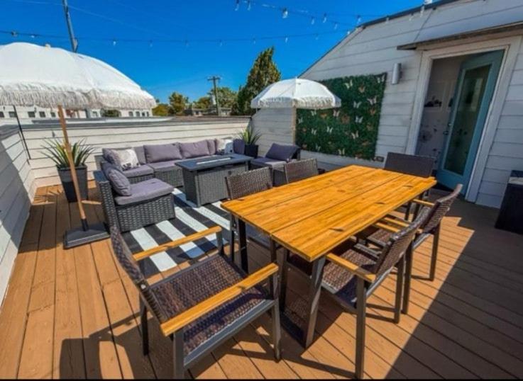3BR and 3BA 5 Min DT Firepit Patio and Sleeps 10