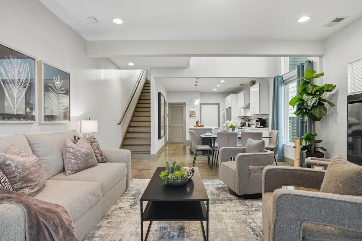 3BR and 3BA 5 Min DT Firepit Patio and Sleeps 10
