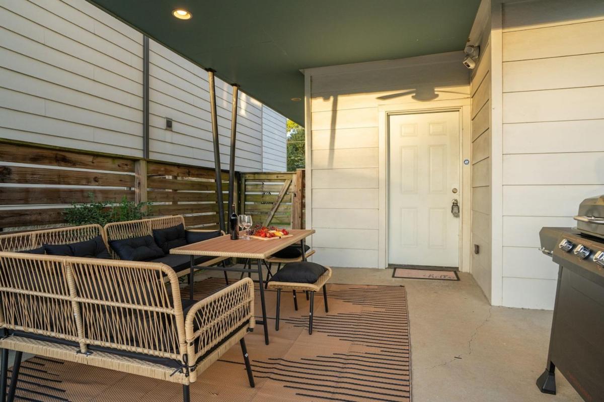 3BR and 3BA 5 Min DT Firepit Patio and Sleeps 10