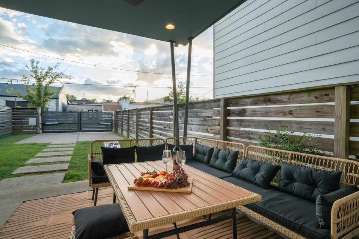 3BR and 3BA 5 Min DT Firepit Patio and Sleeps 10