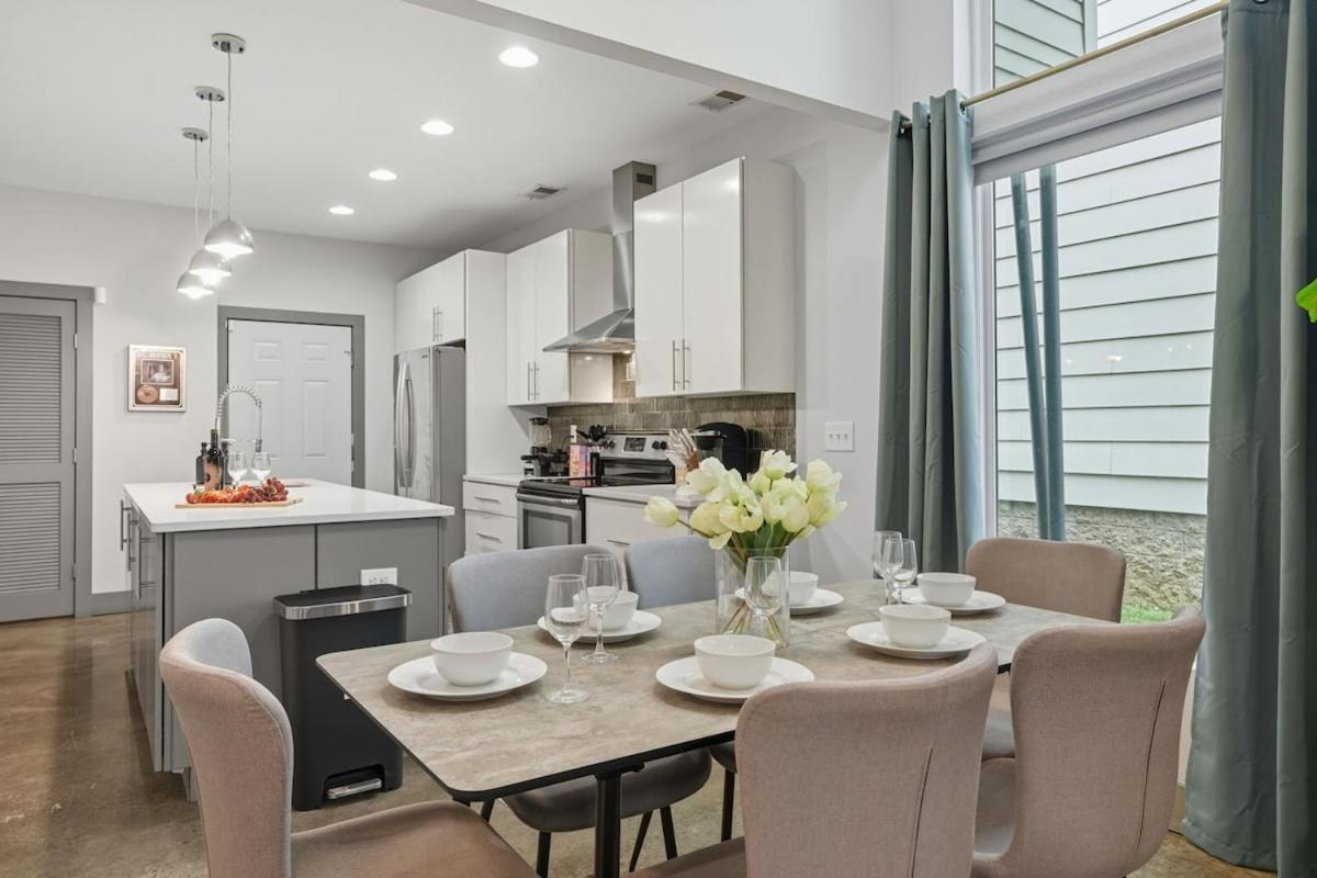 3BR and 3BA 5 Min DT Firepit Patio and Sleeps 10