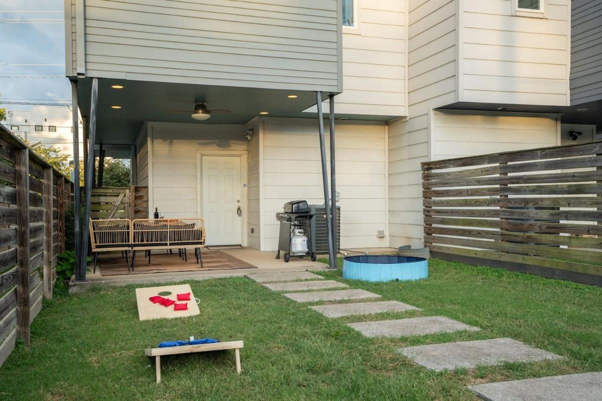 3BR and 3BA 5 Min DT Firepit Patio and Sleeps 10