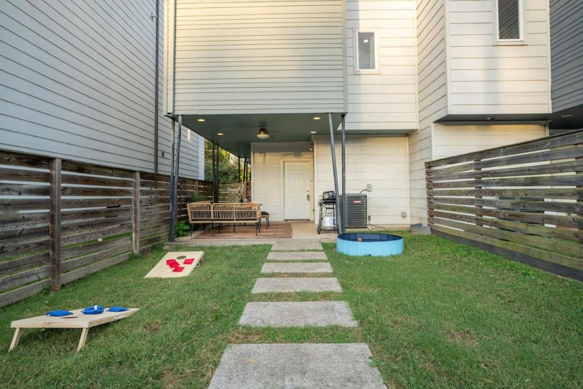 3BR and 3BA 5 Min DT Firepit Patio and Sleeps 10