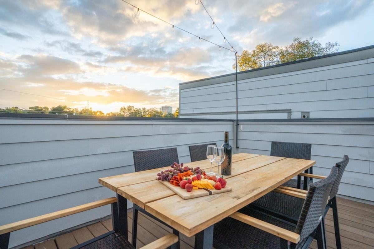3BR and 3BA 5 Min DT Firepit Patio and Sleeps 10