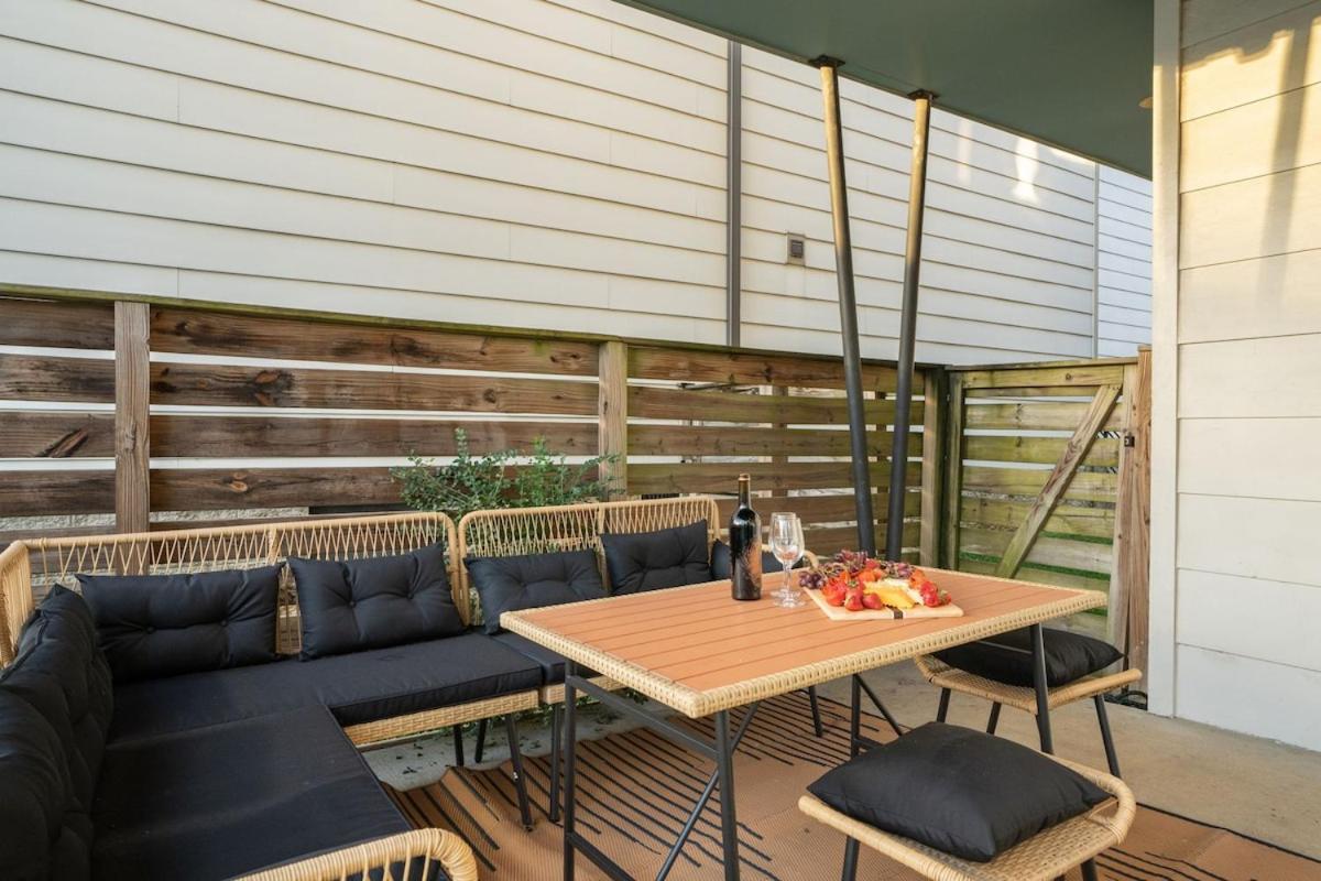 3BR and 3BA 5 Min DT Firepit Patio and Sleeps 10