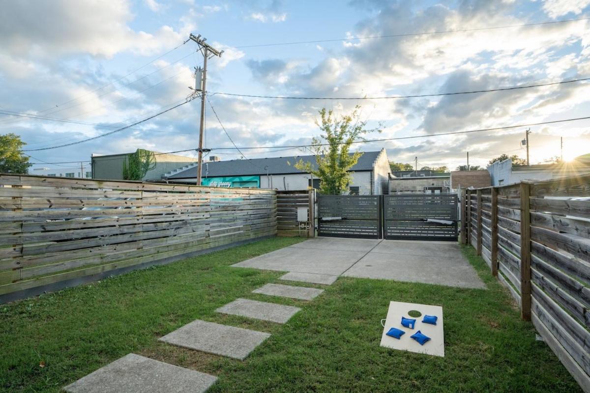 3BR and 3BA 5 Min DT Firepit Patio and Sleeps 10