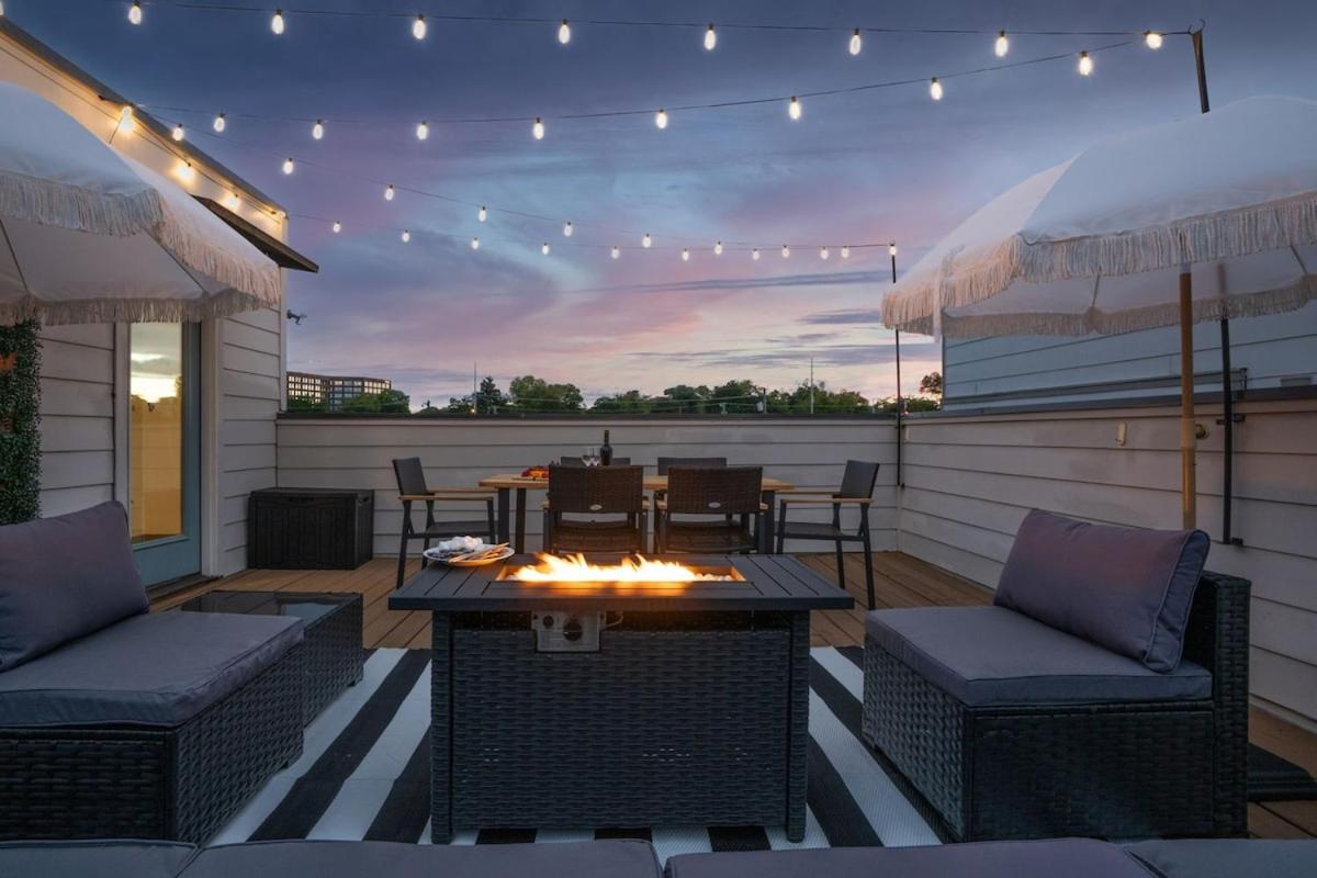 3BR and 3BA 5 Min DT Firepit Patio and Sleeps 10