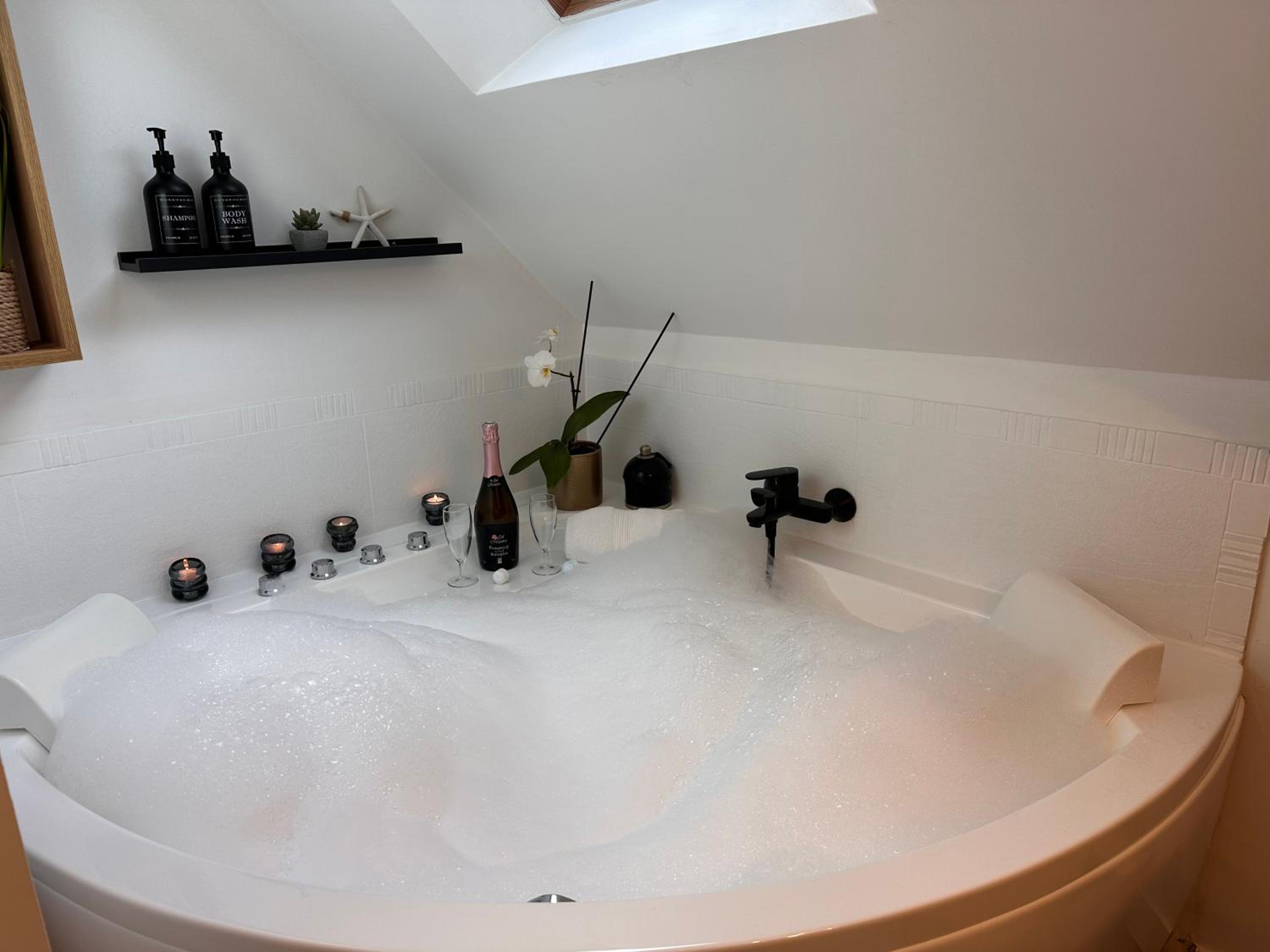 Les Libellules Appartement avec baignoire spa à Dinan Lanvallay