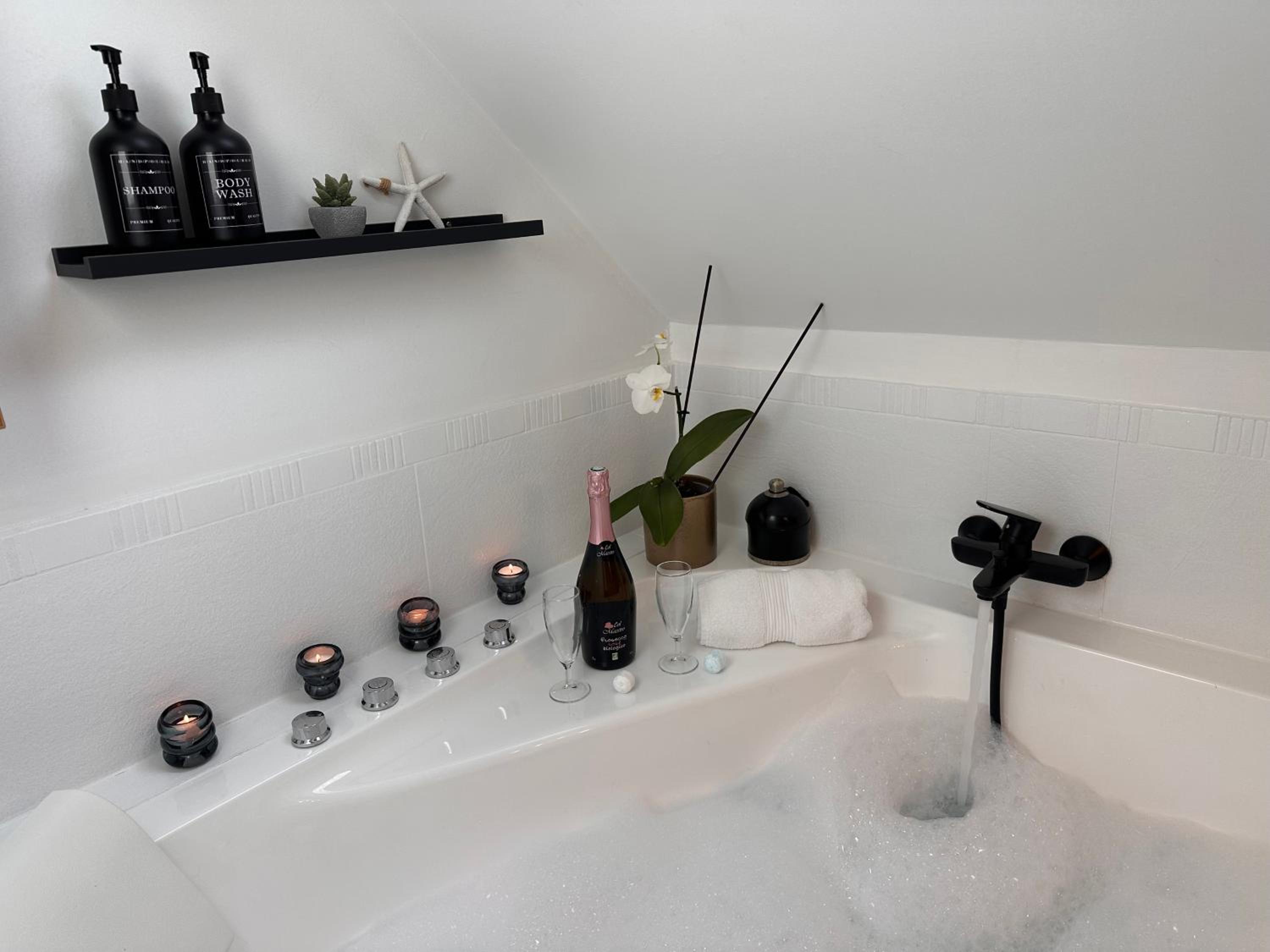 Les Libellules Appartement avec baignoire spa à Dinan Lanvallay