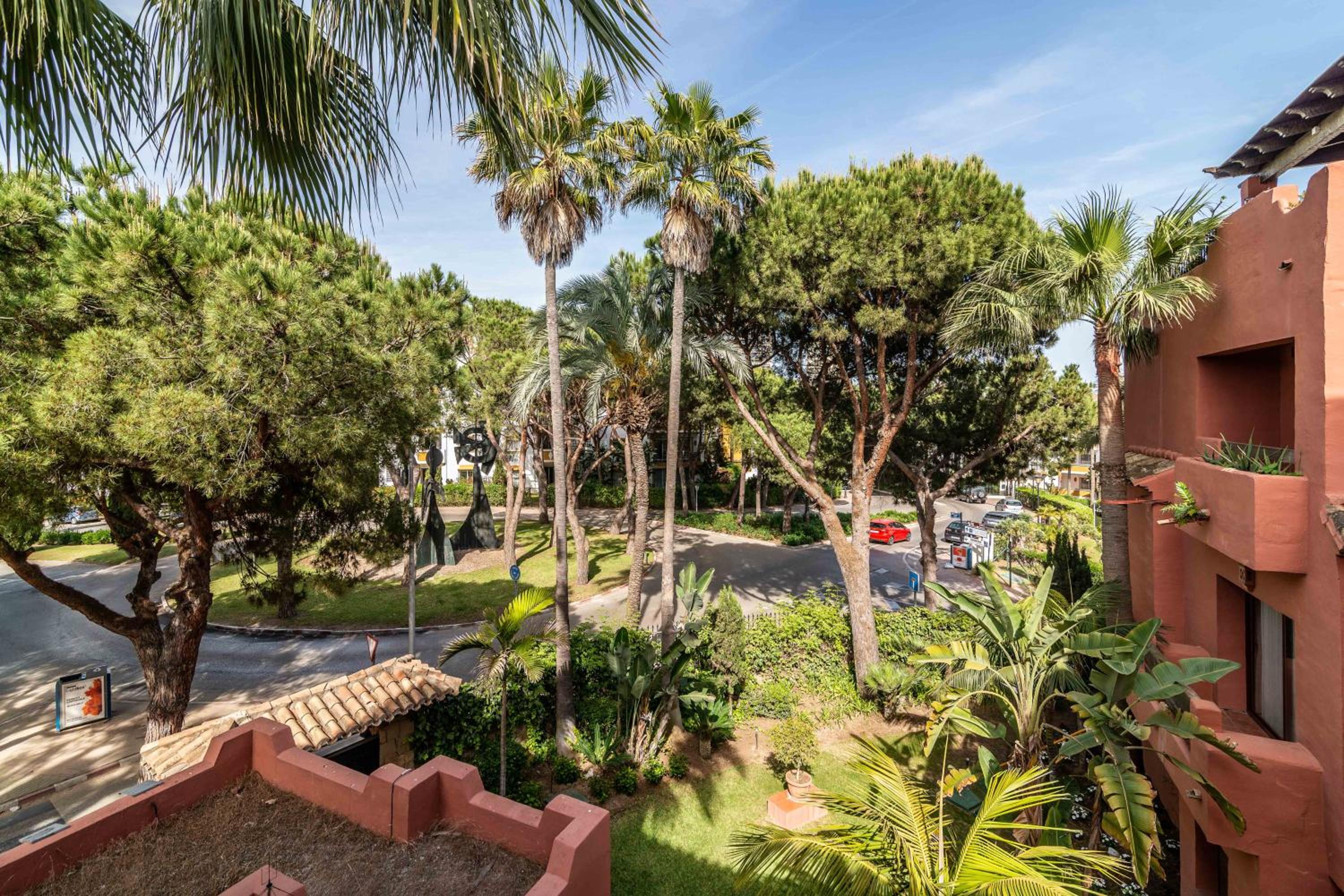 Beachside Penthouse Elviria 2 Bedrooms, pools open all year, gym & parking