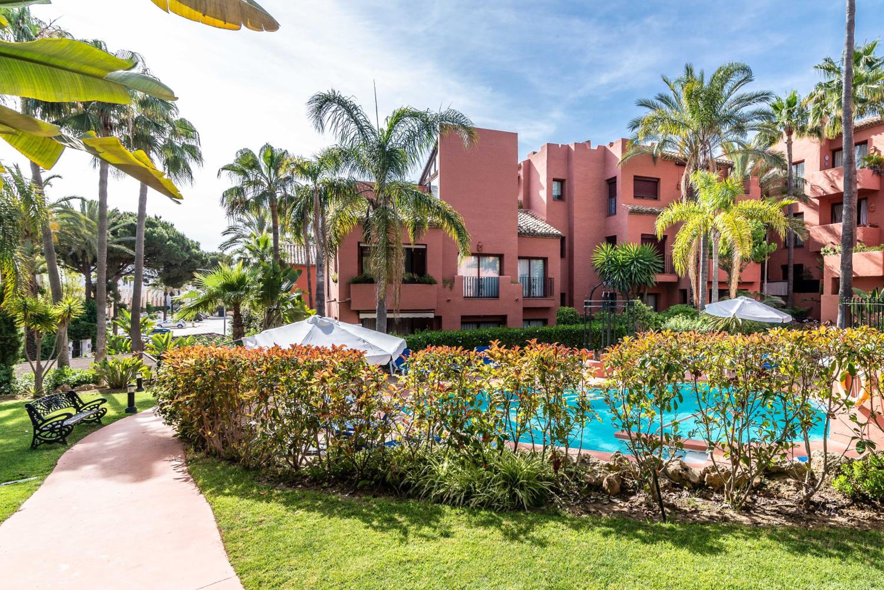 Beachside Penthouse Elviria 2 Bedrooms, pools open all year, gym & parking