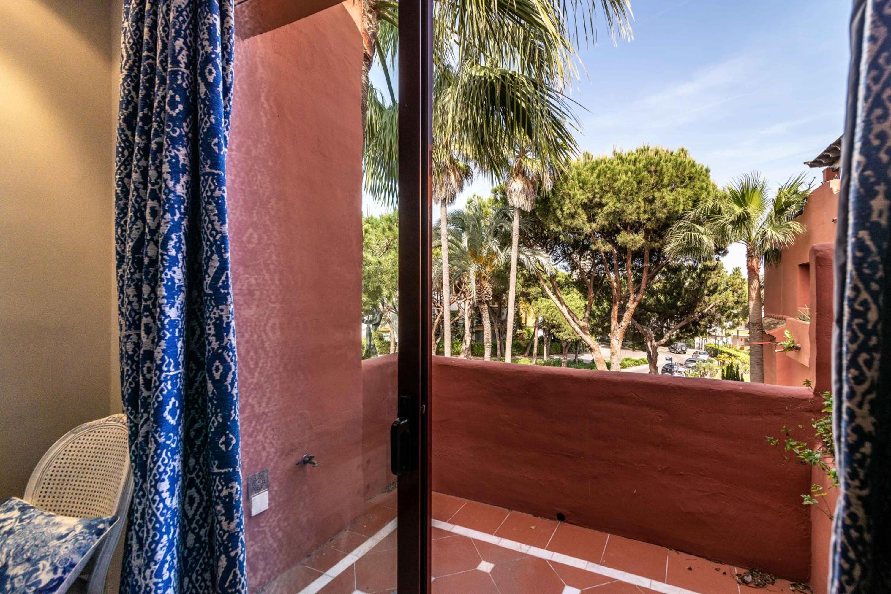 Beachside Penthouse Elviria 2 Bedrooms, pools open all year, gym & parking