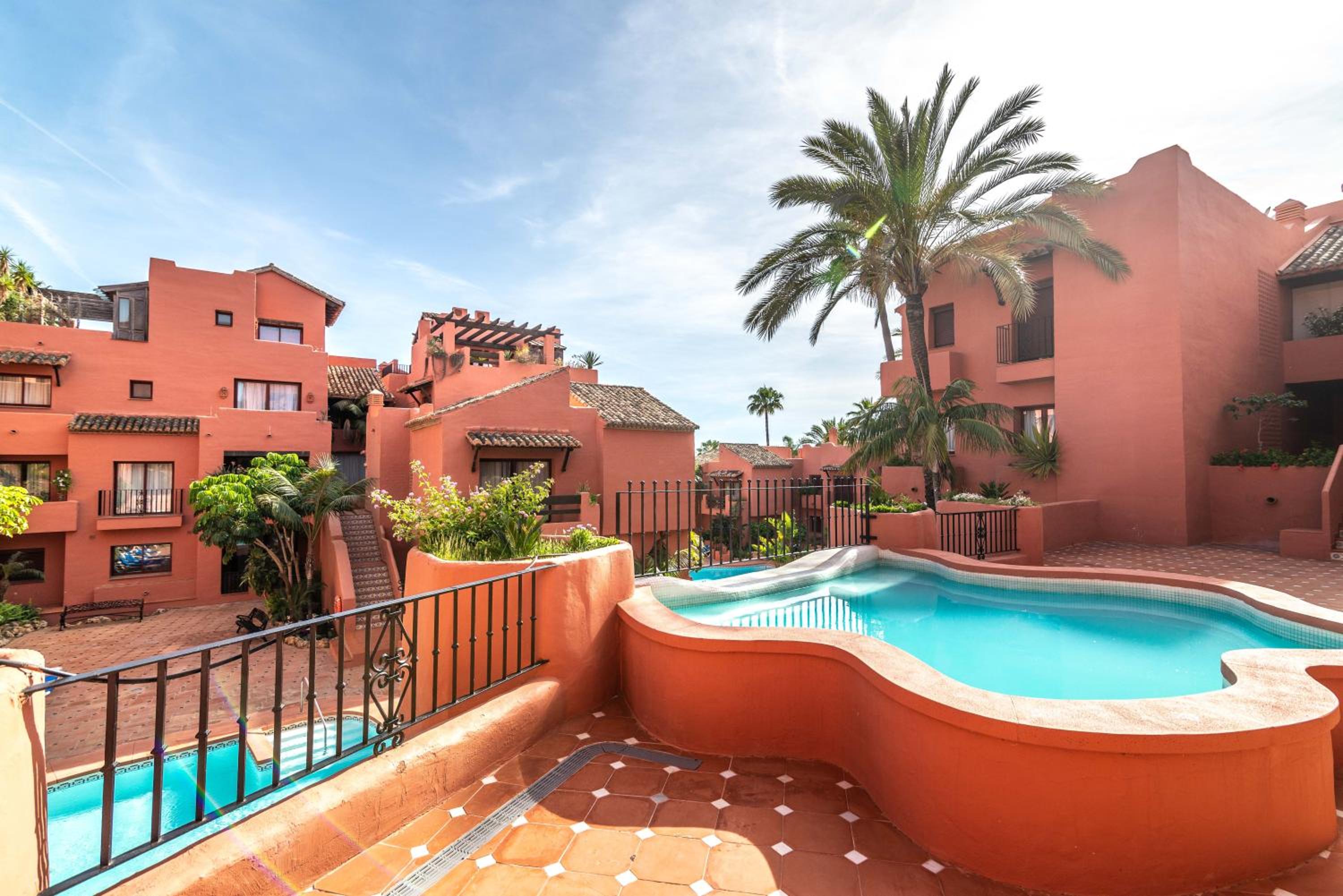 Beachside Penthouse Elviria 2 Bedrooms, pools open all year, gym & parking
