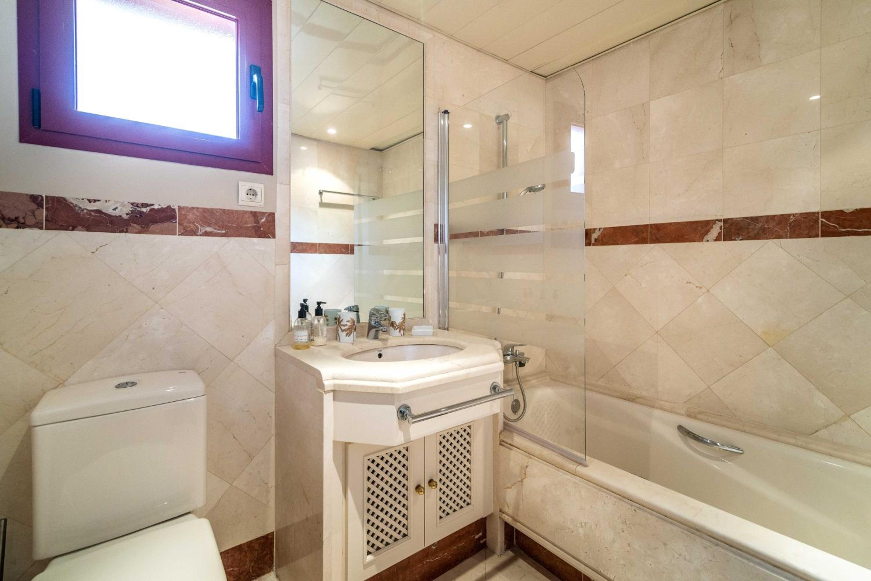 Beachside Penthouse Elviria 2 Bedrooms, pools open all year, gym & parking