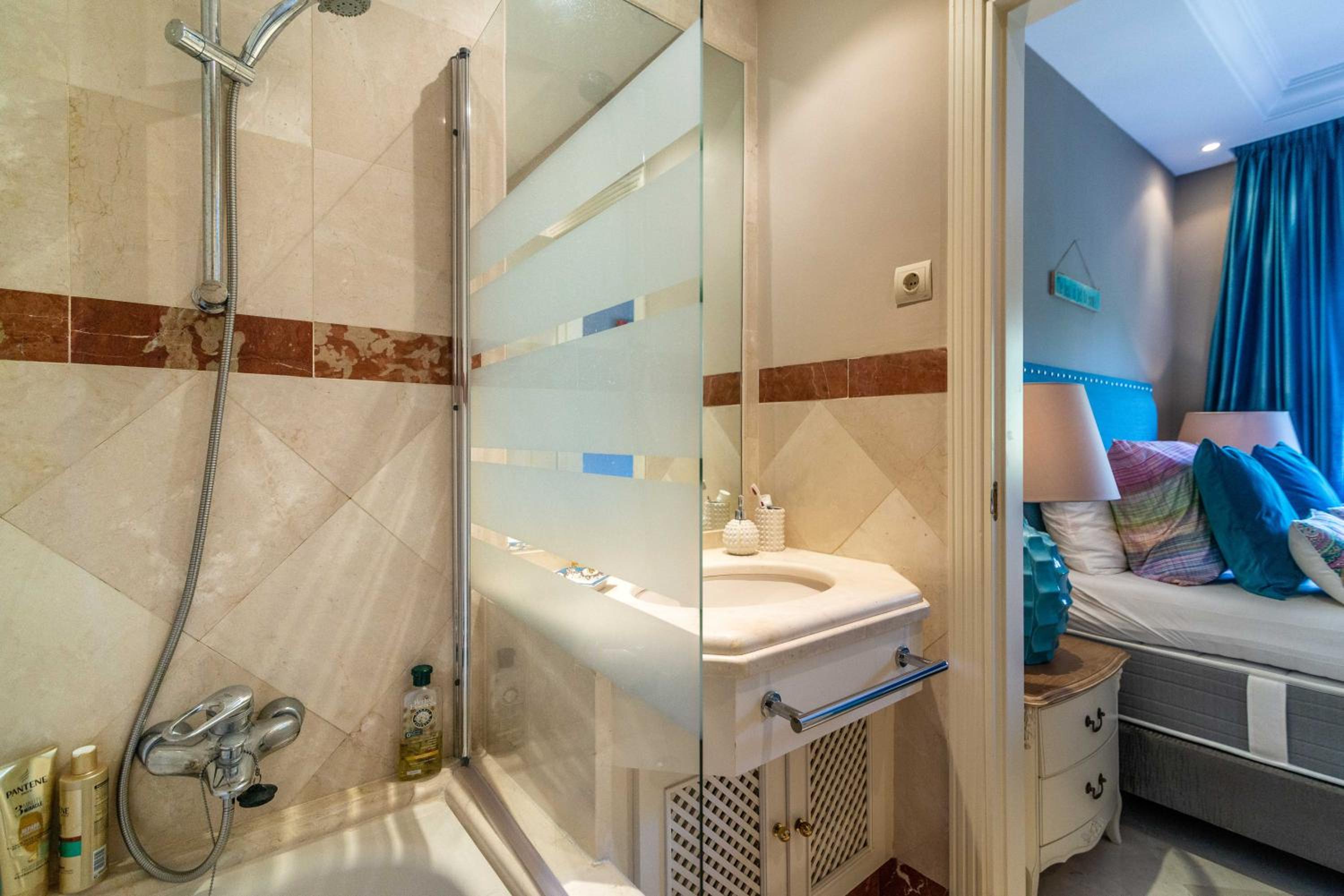 Beachside Penthouse Elviria 2 Bedrooms, pools open all year, gym & parking