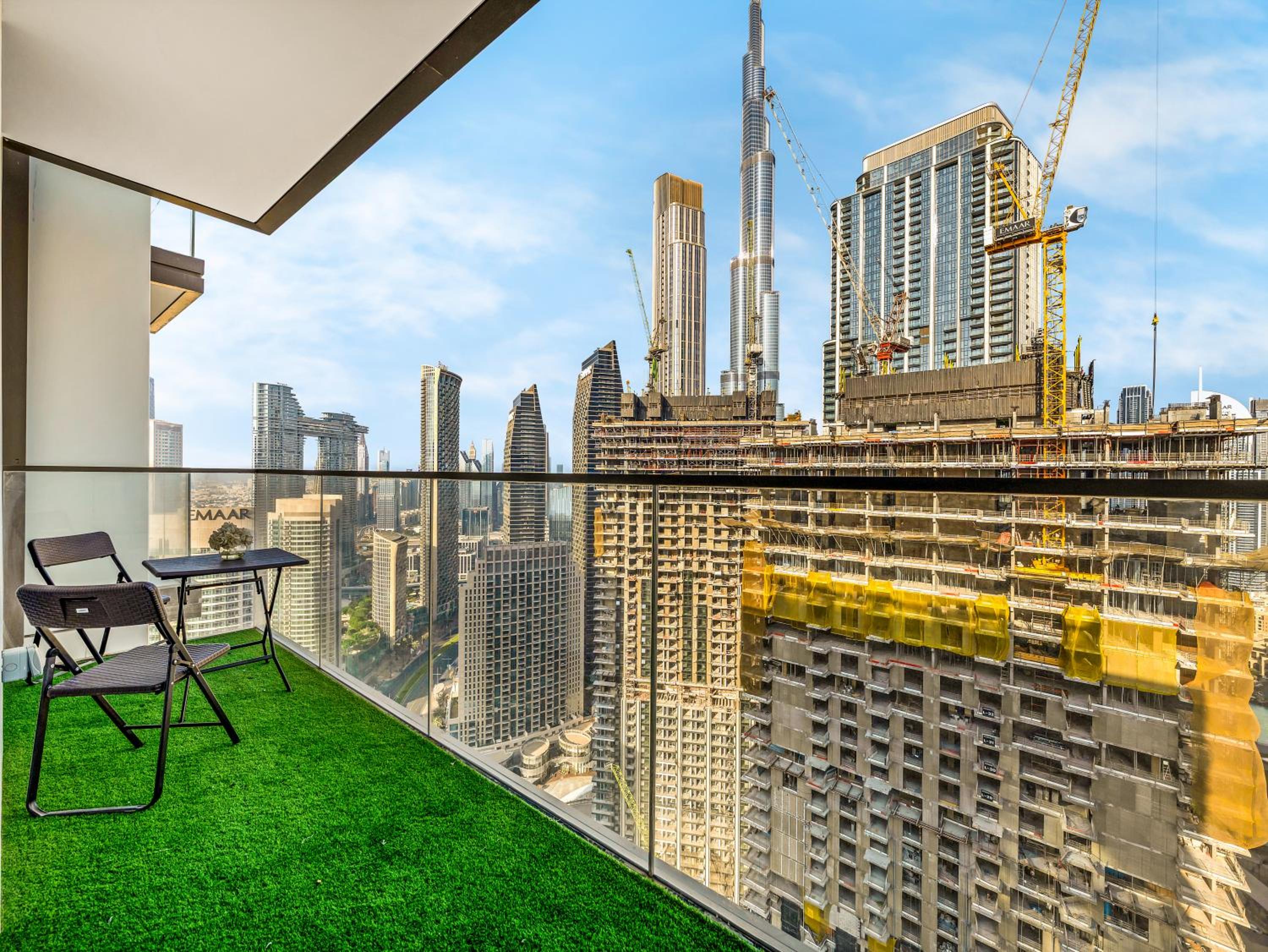 Luxury 1 Bedroom Apartment with partial Burj Khalifa View by Delujo Stays