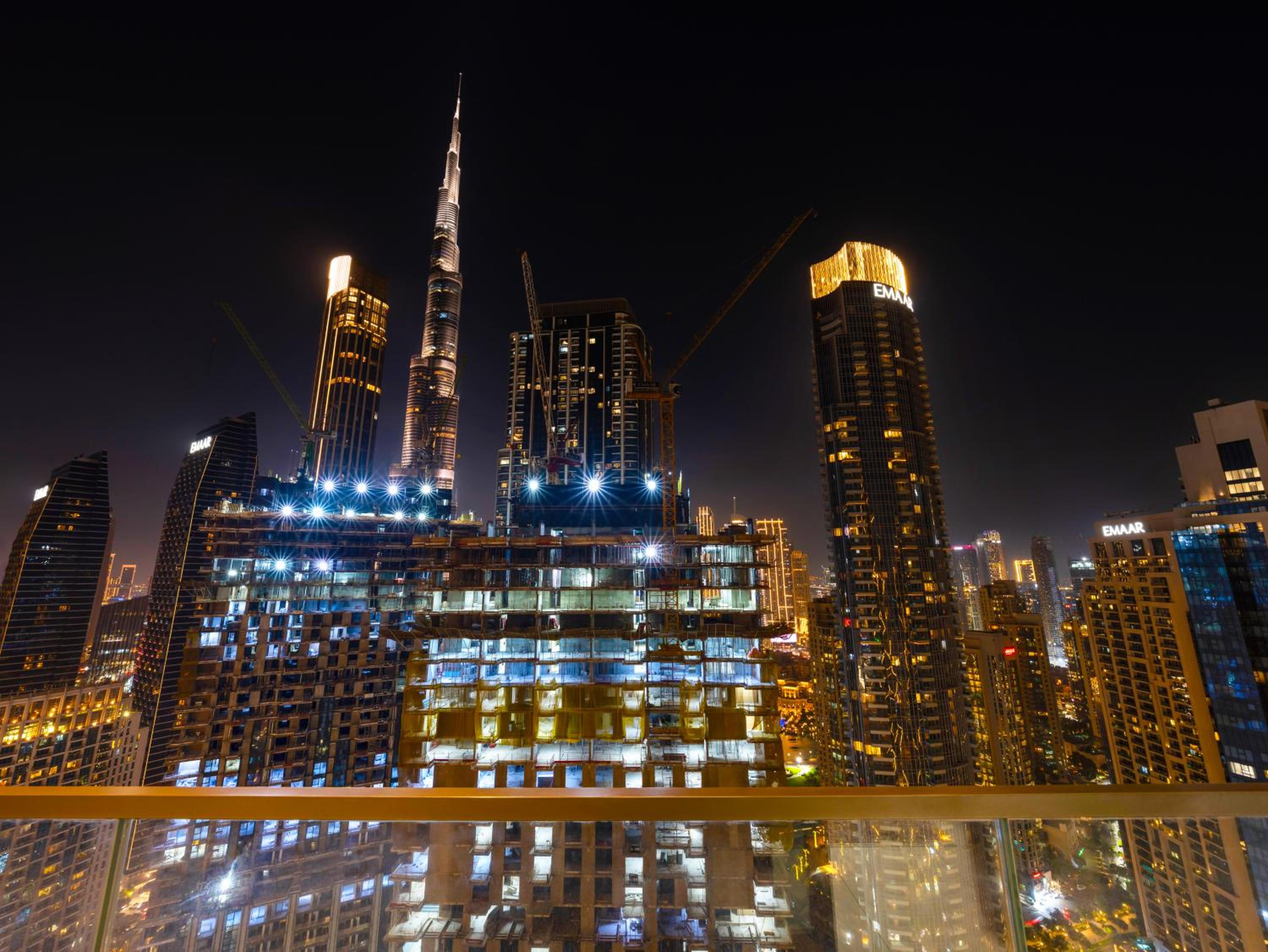 Luxury 1 Bedroom Apartment with partial Burj Khalifa View by Delujo Stays