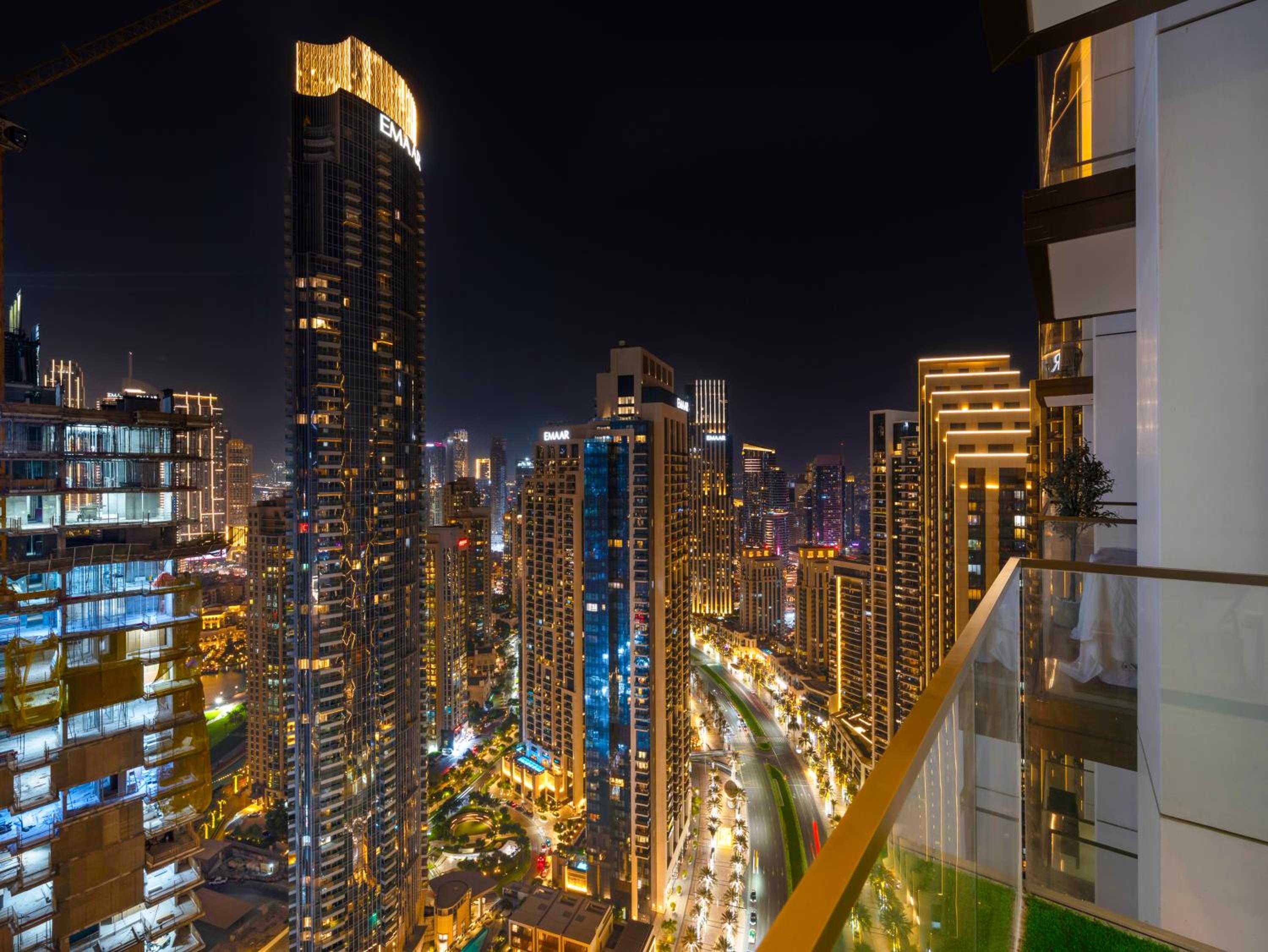 Luxury 1 Bedroom Apartment with partial Burj Khalifa View by Delujo Stays