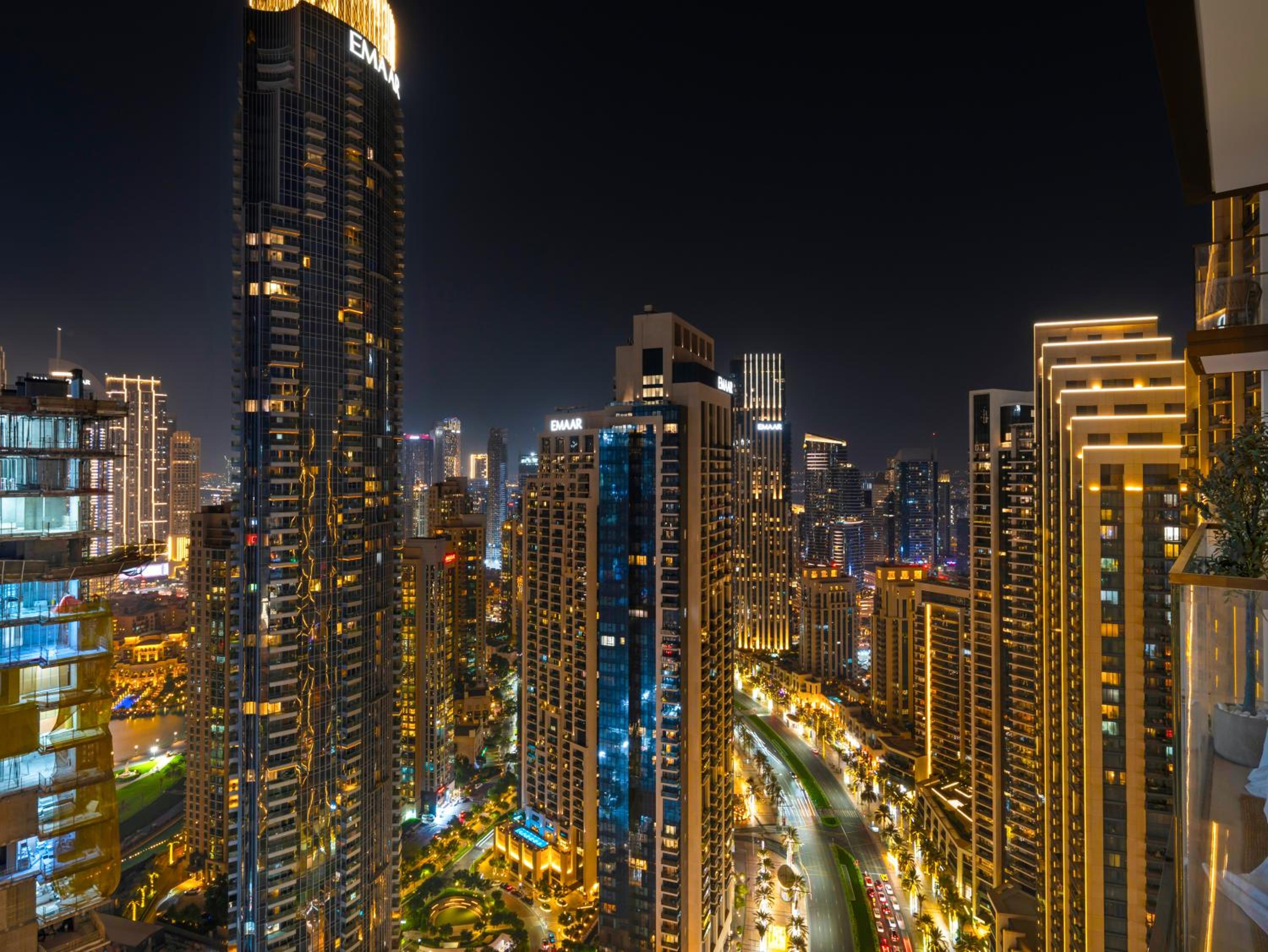 Luxury 1 Bedroom Apartment with partial Burj Khalifa View by Delujo Stays