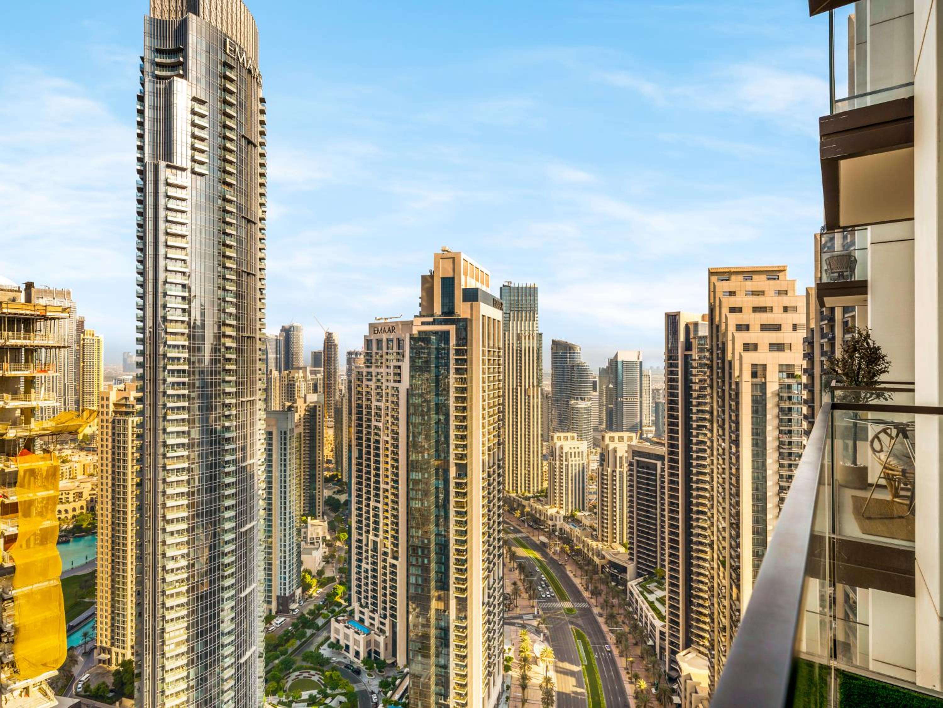 Luxury 1 Bedroom Apartment with partial Burj Khalifa View by Delujo Stays
