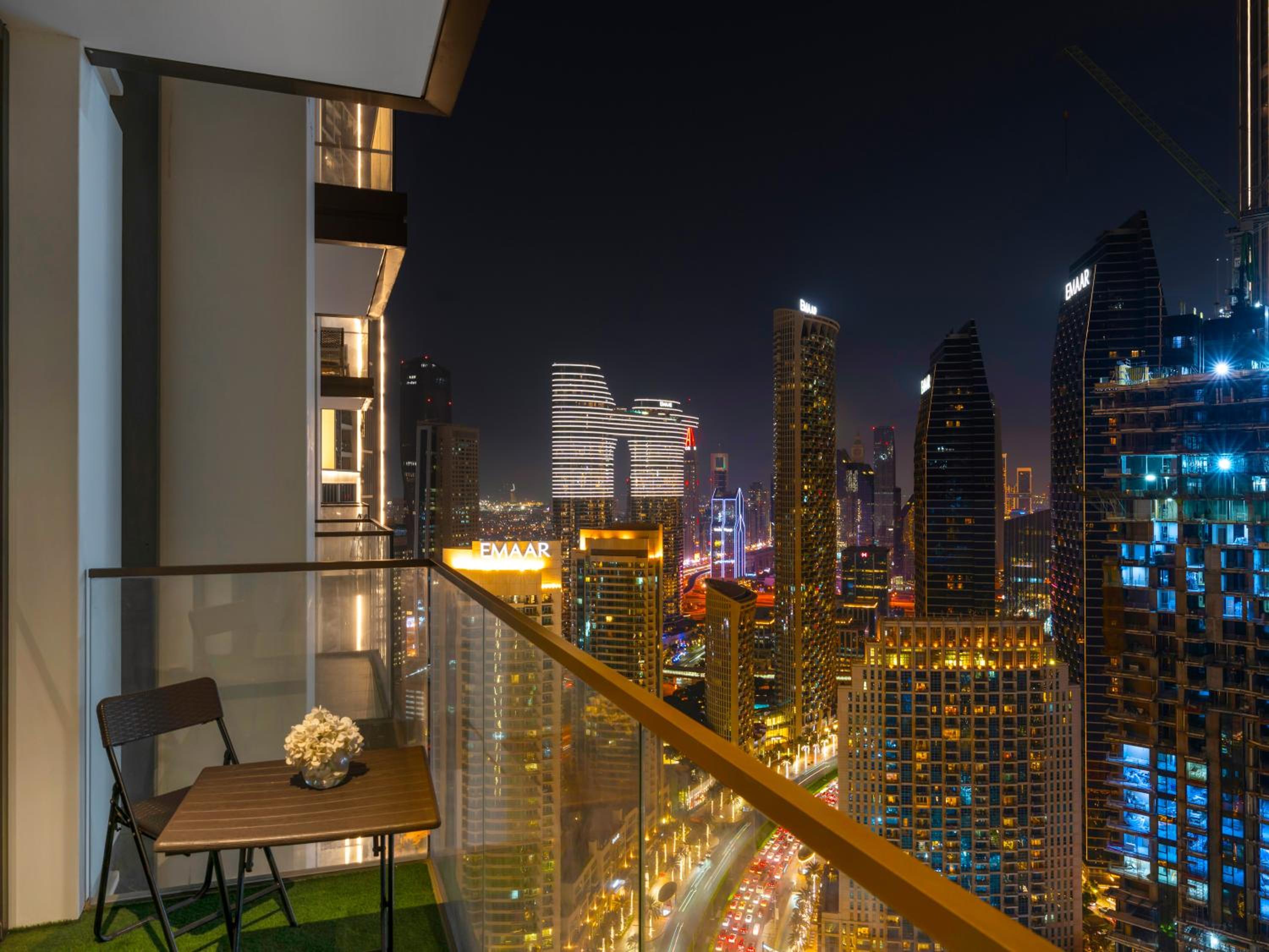 Luxury 1 Bedroom Apartment with partial Burj Khalifa View by Delujo Stays