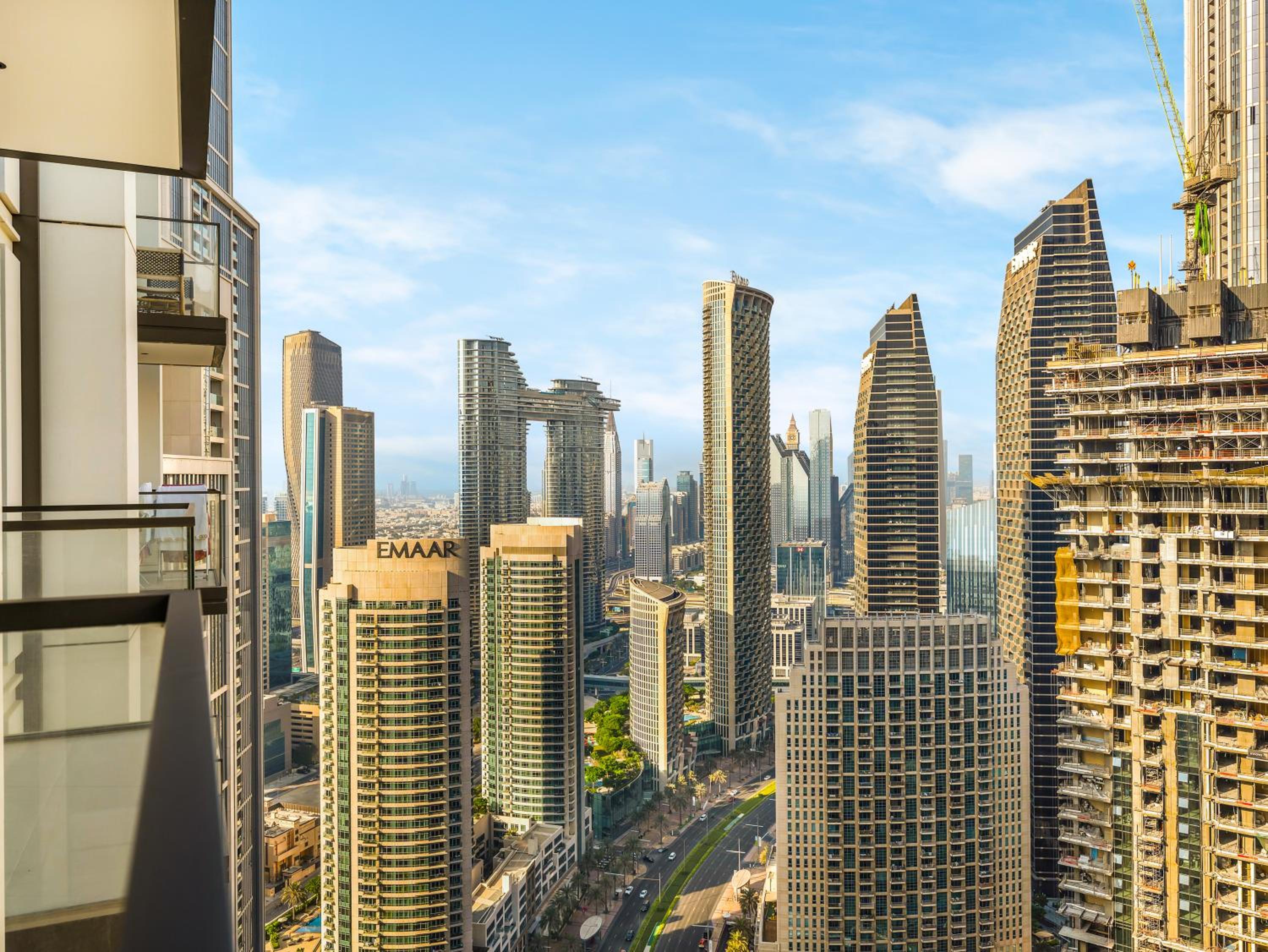 Luxury 1 Bedroom Apartment with partial Burj Khalifa View by Delujo Stays