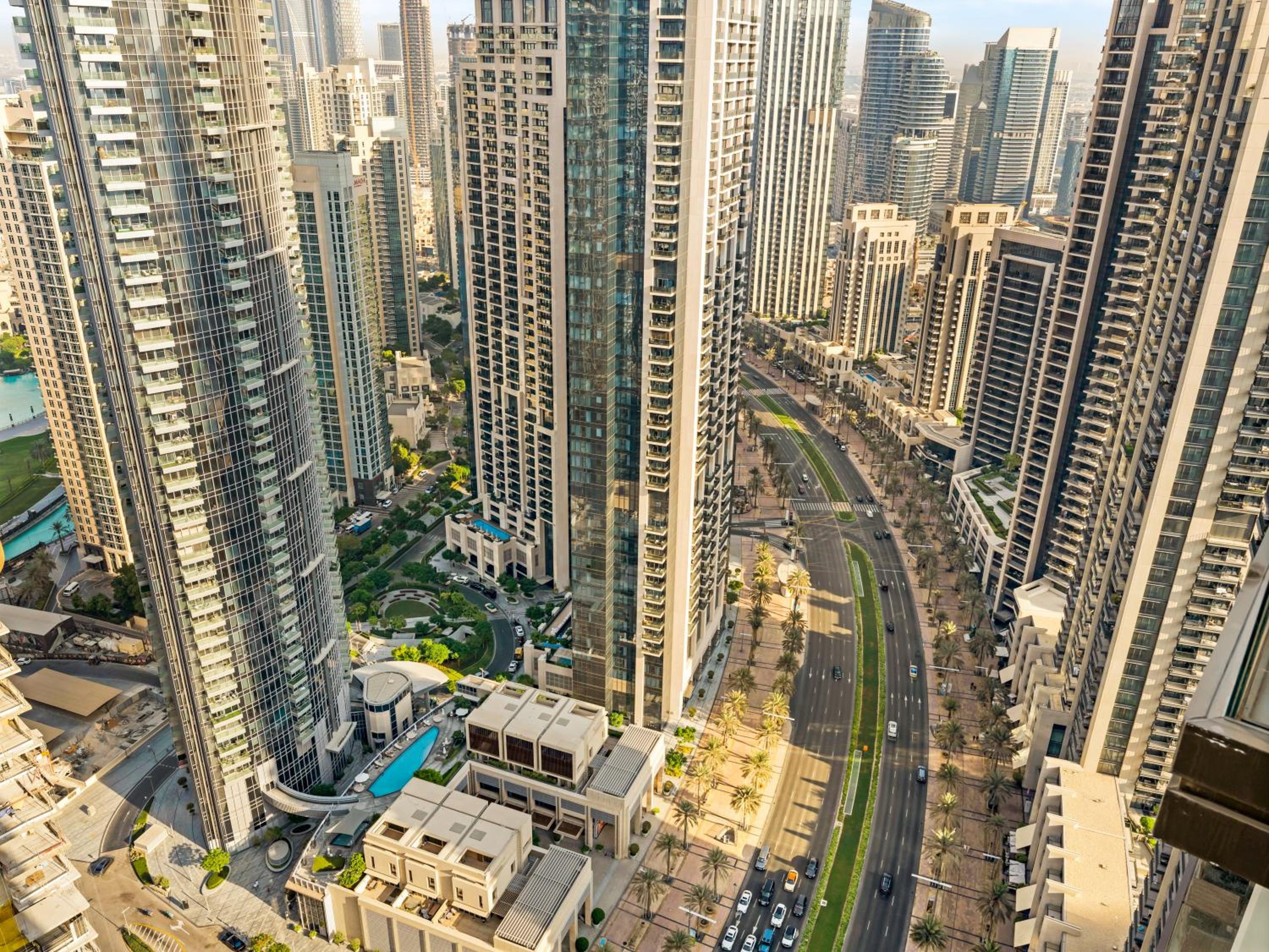 Luxury 1 Bedroom Apartment with partial Burj Khalifa View by Delujo Stays