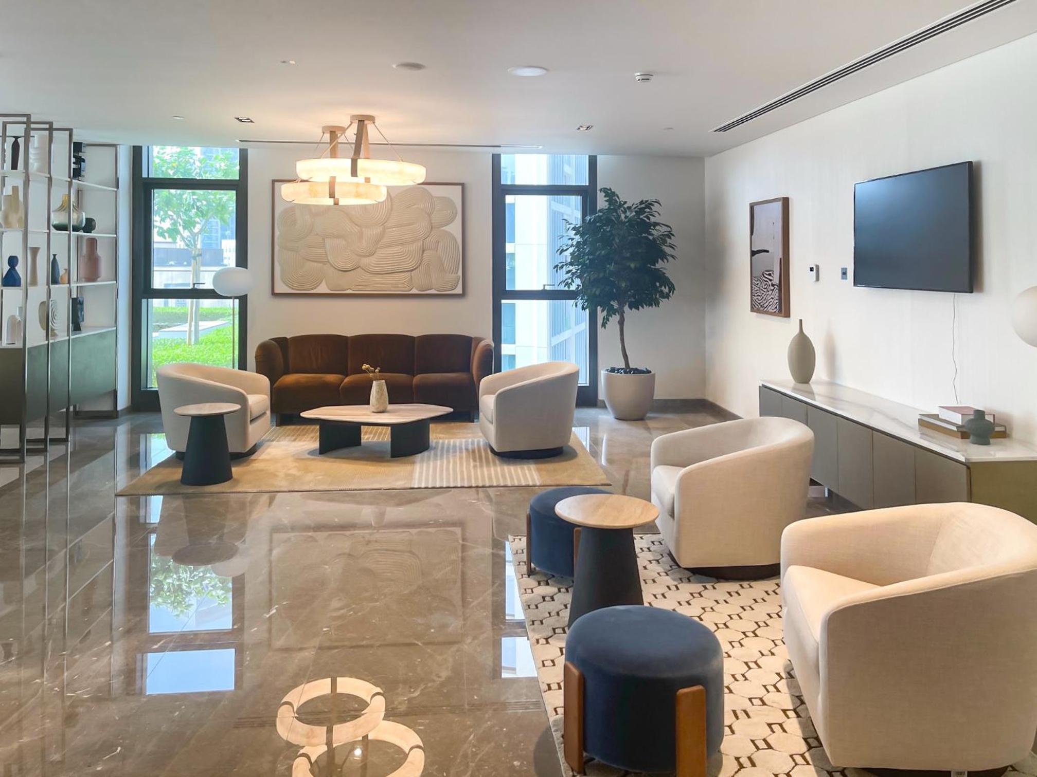 Luxury 1 Bedroom Apartment with partial Burj Khalifa View by Delujo Stays